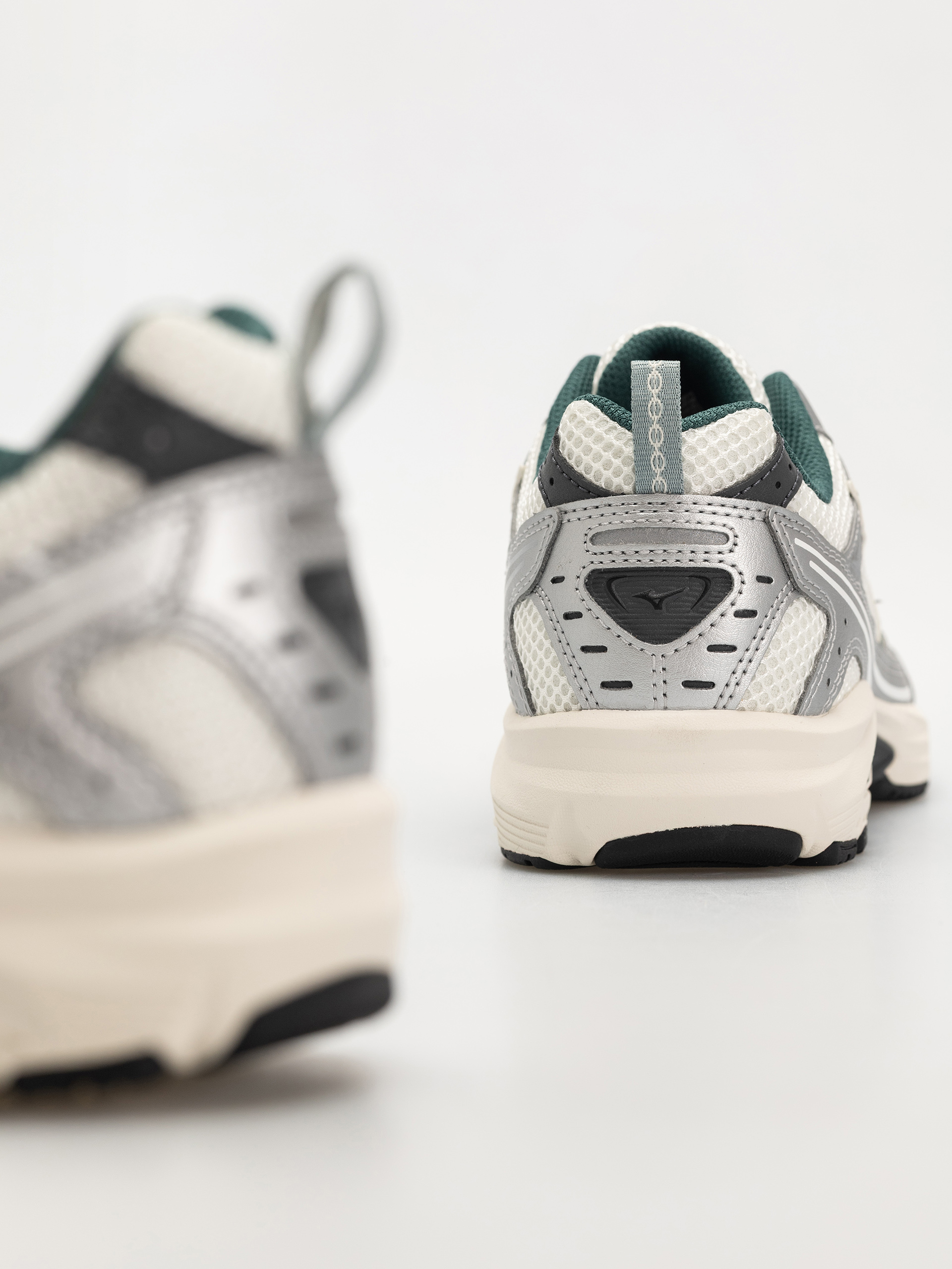 Обувки Mizuno MXR (snow white/bistro green/silver)