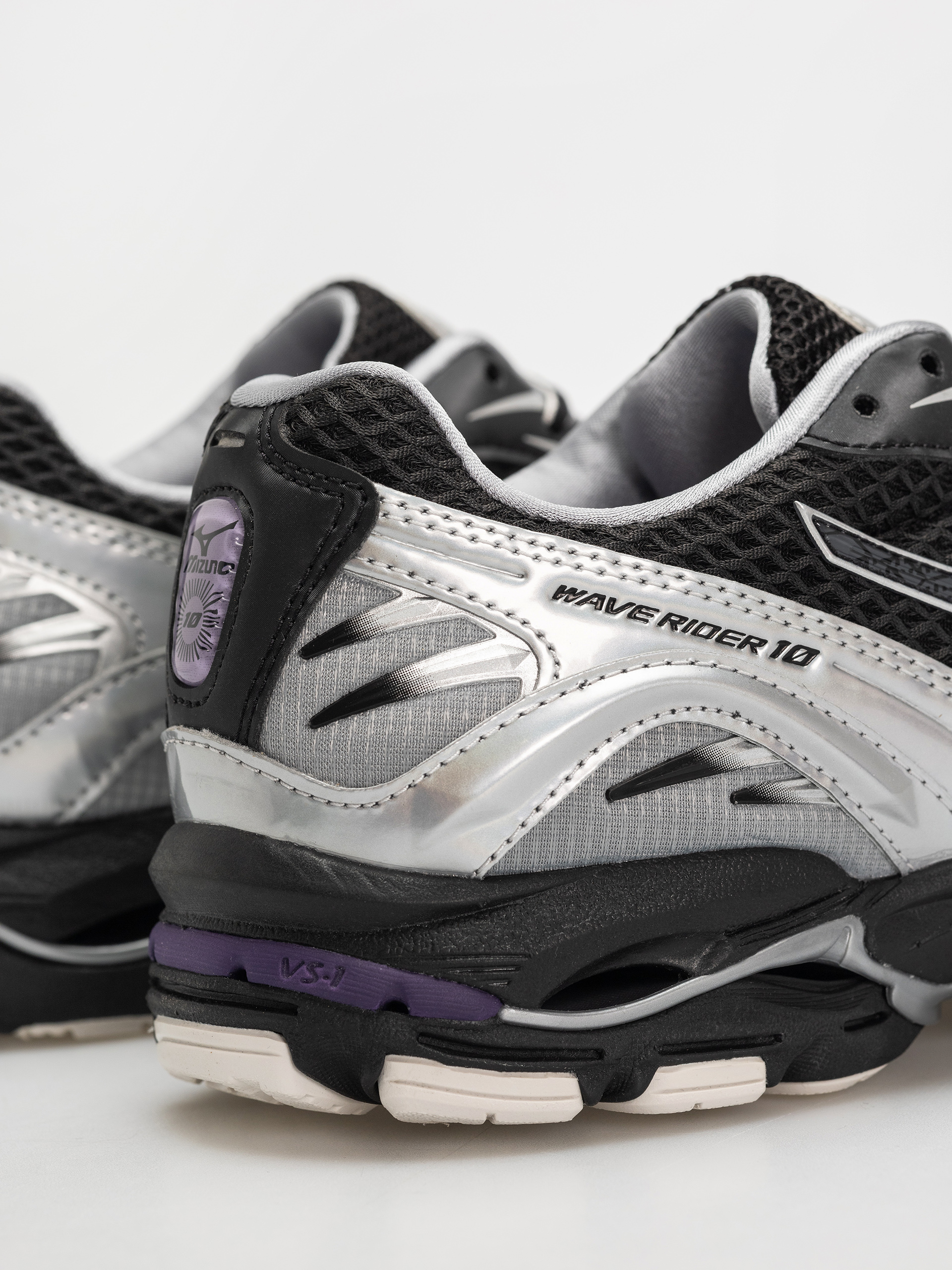 Обувки Mizuno Wave Rider 10 (black/black sand/purple haze)