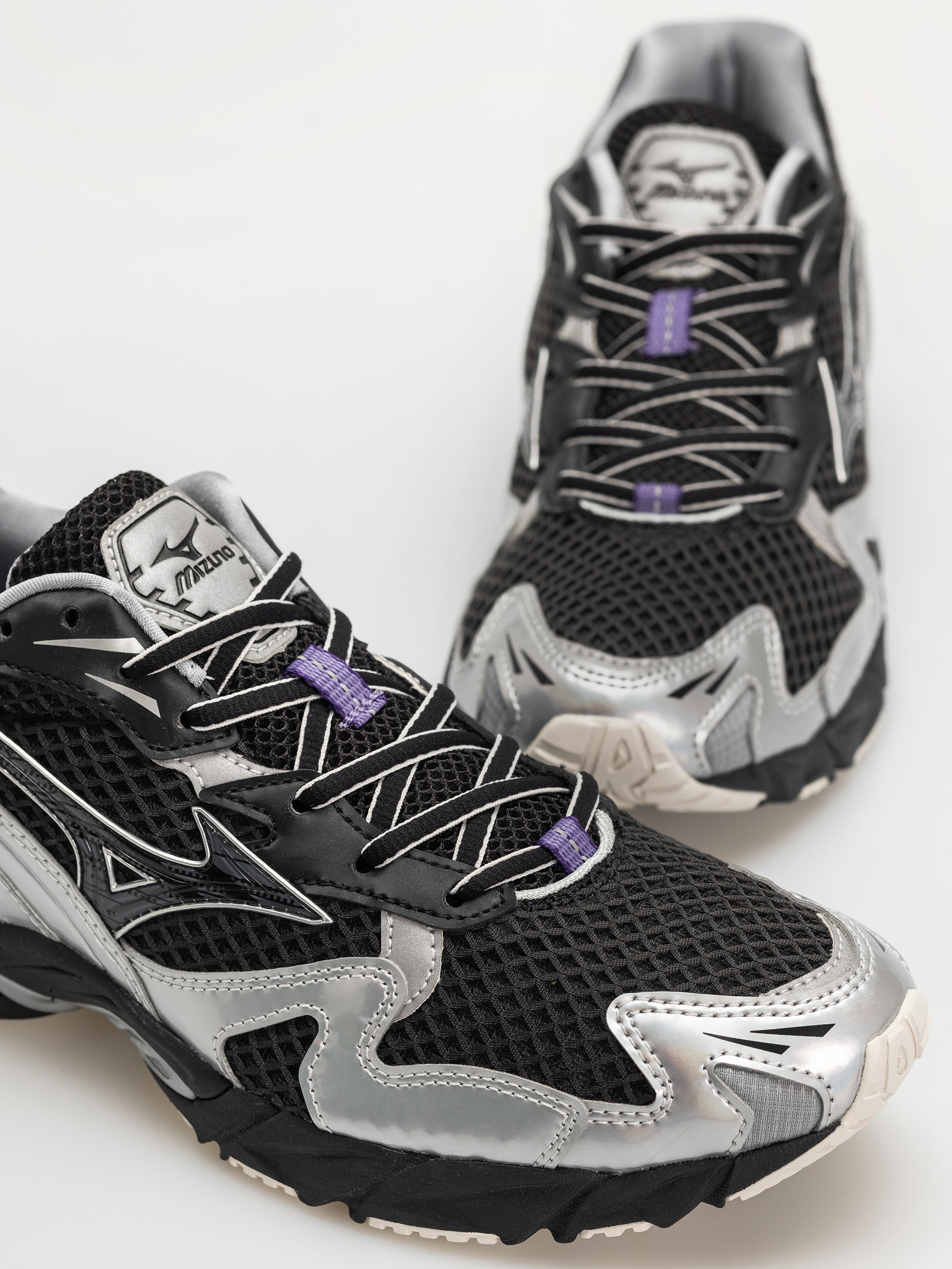 Обувки Mizuno Wave Rider 10 (black/black sand/purple haze)
