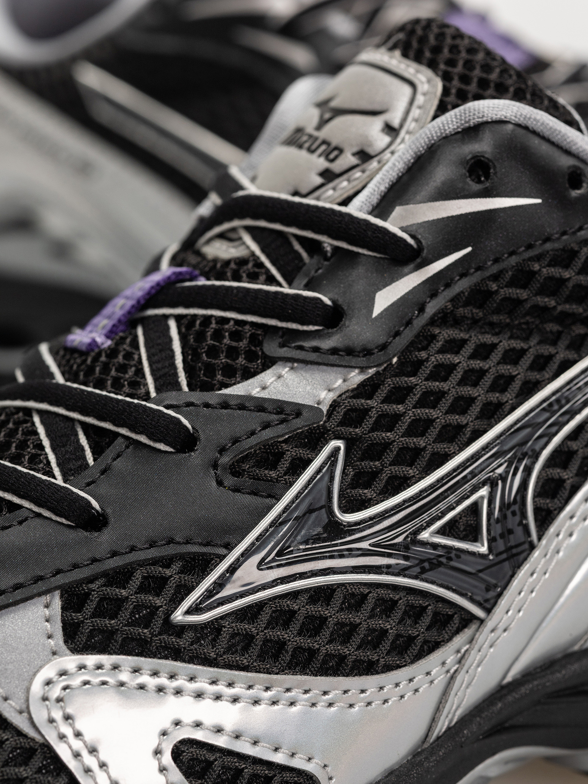 Обувки Mizuno Wave Rider 10 (black/black sand/purple haze)