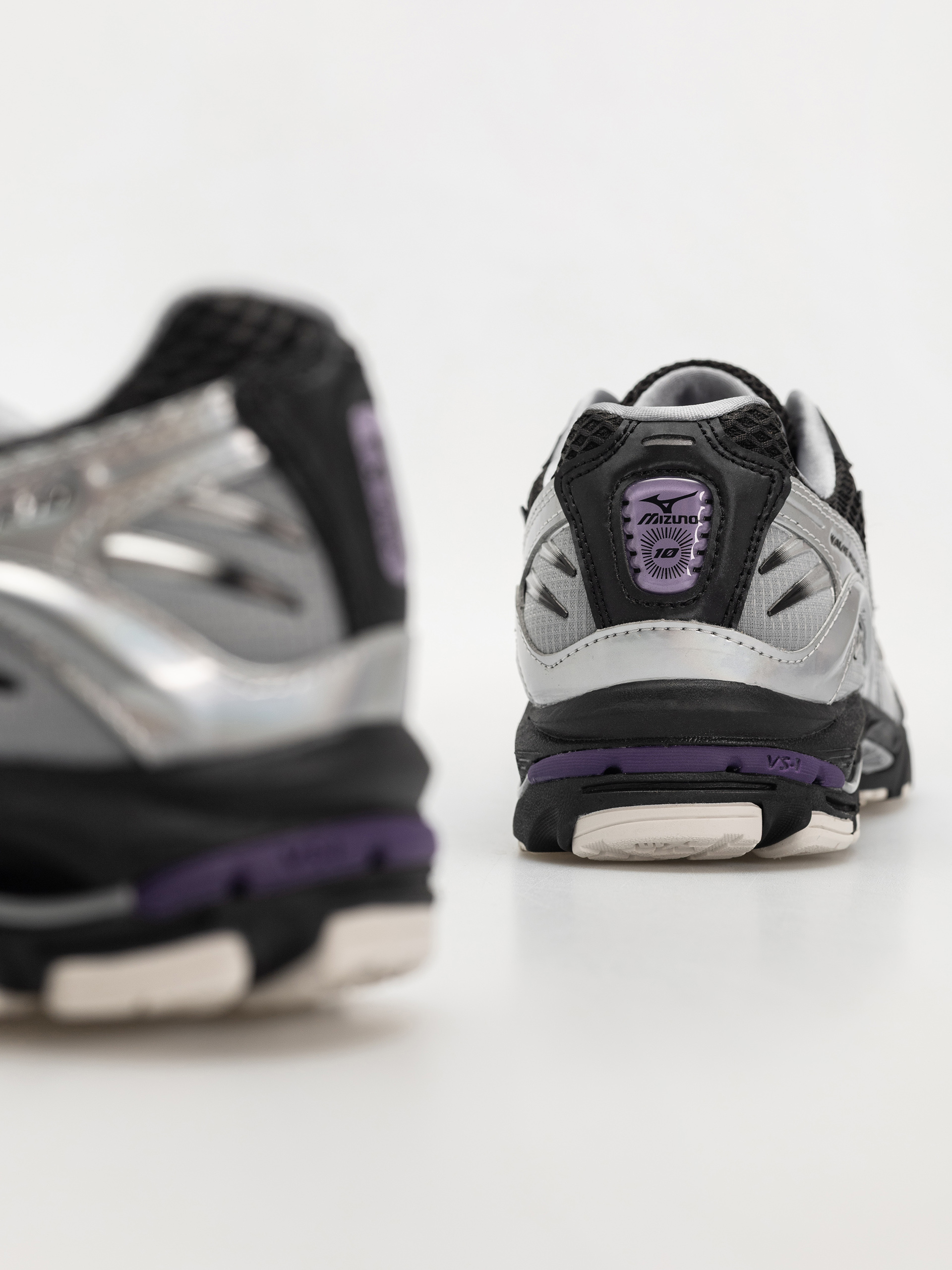 Обувки Mizuno Wave Rider 10 (black/black sand/purple haze)