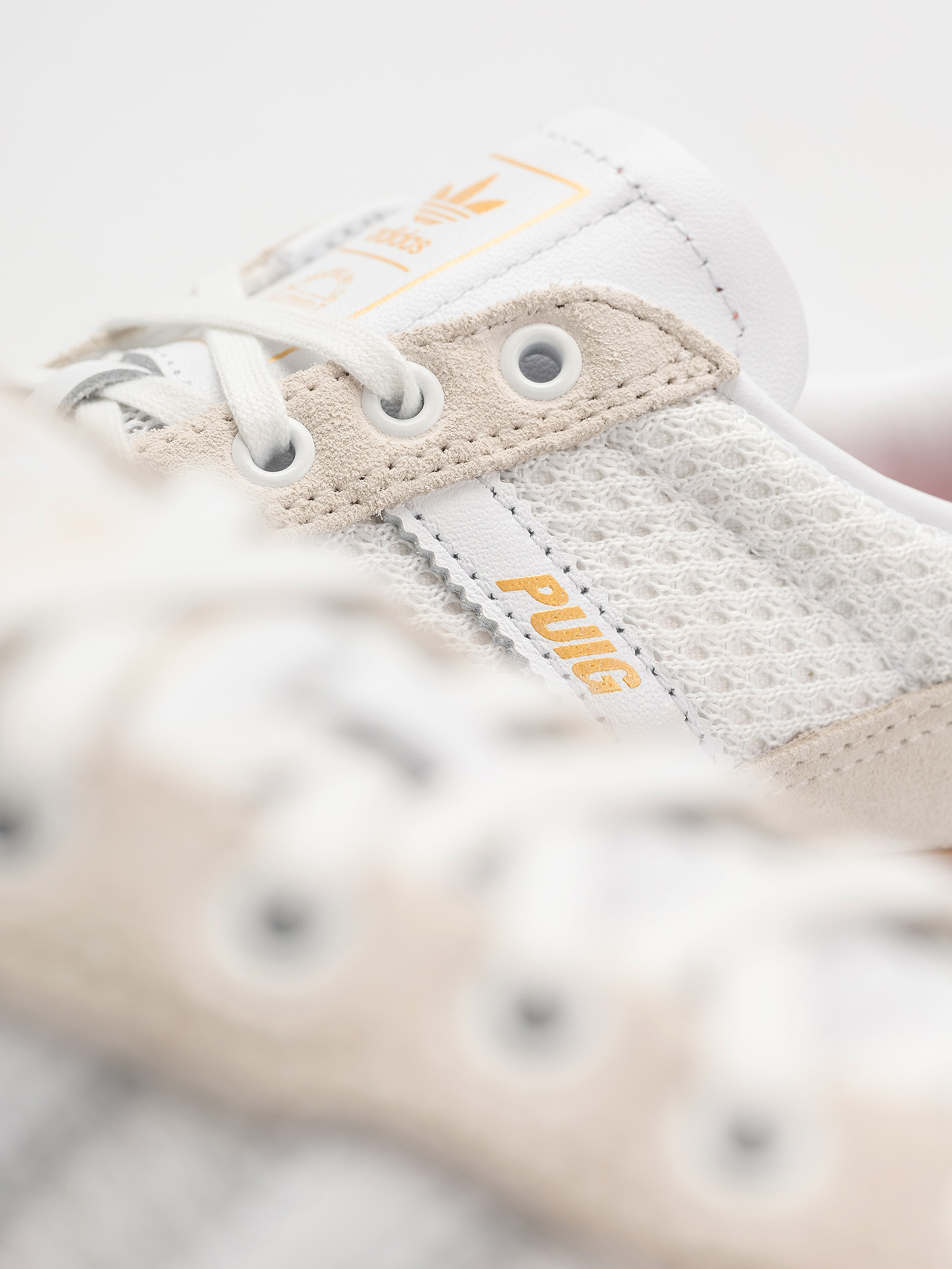 Обувки adidas Puig Indoor (wonwhi/ftwwht/gum4)