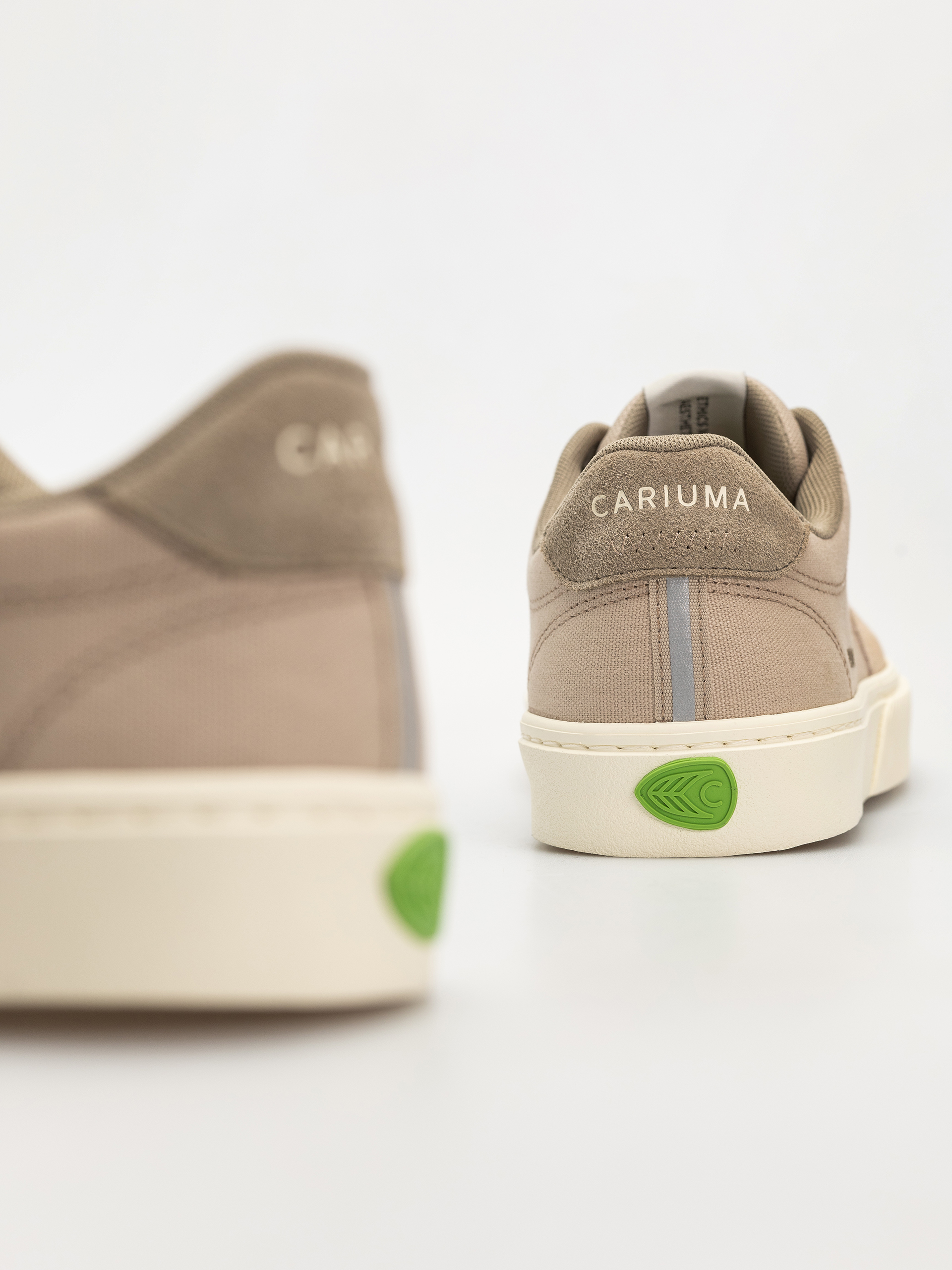 Обувки Cariuma Naioca Pro (plaza taupe suede and canvas ivory logo laurel oak)