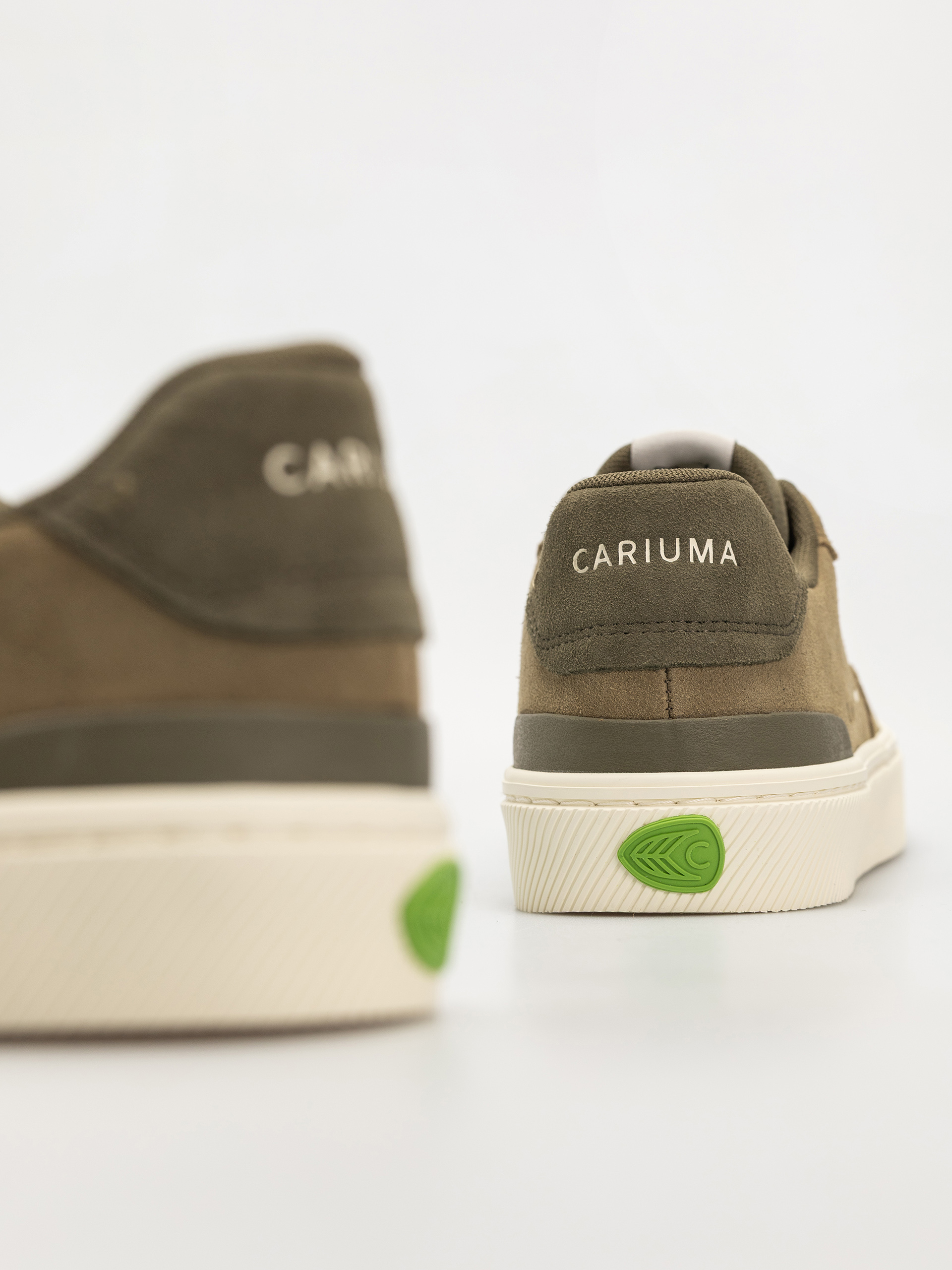 Обувки Cariuma Luan Pro (olive green suede ivory logo burnt olive)