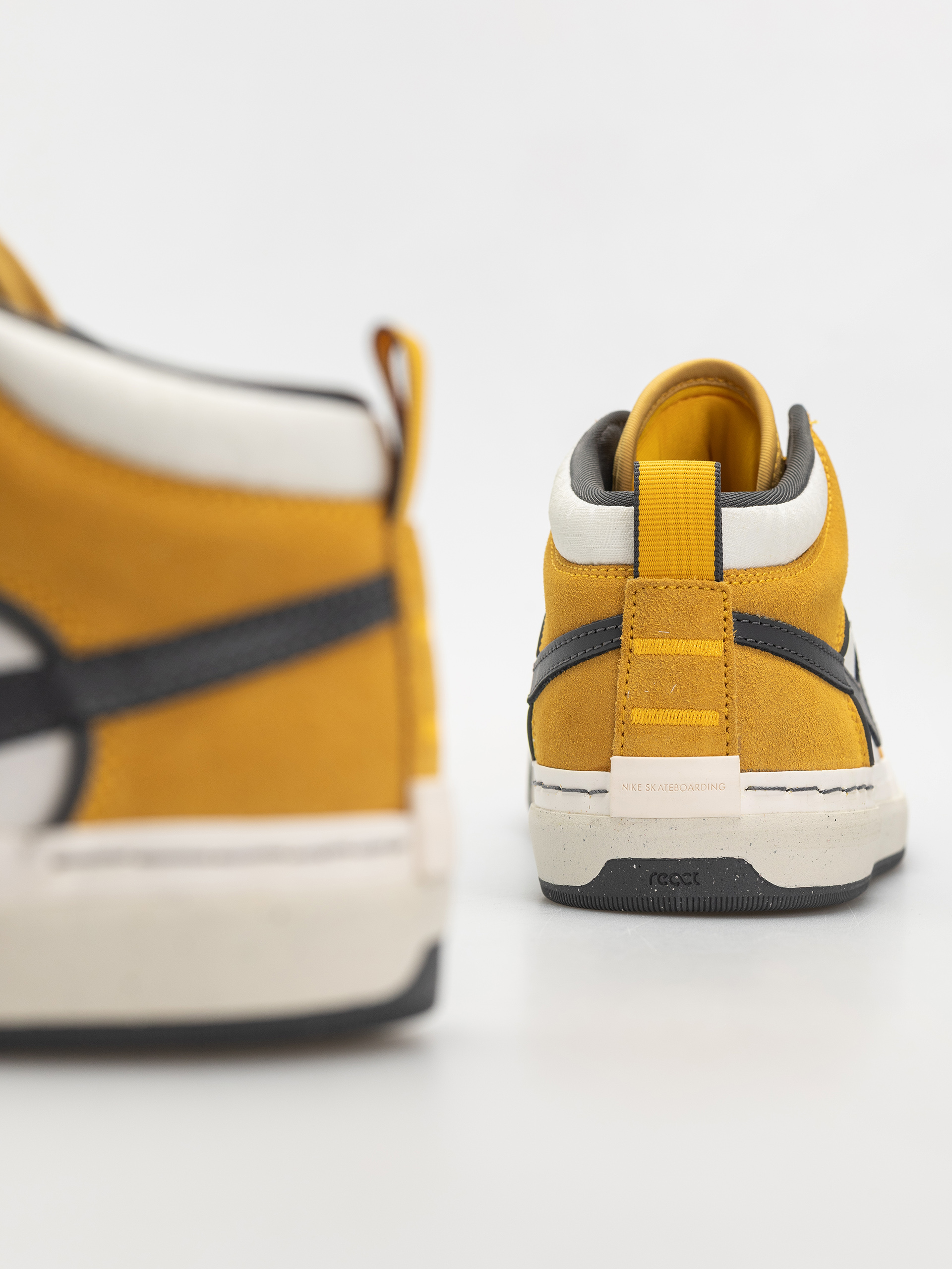 Обувки Nike SB React Leo (university gold/dark grey)