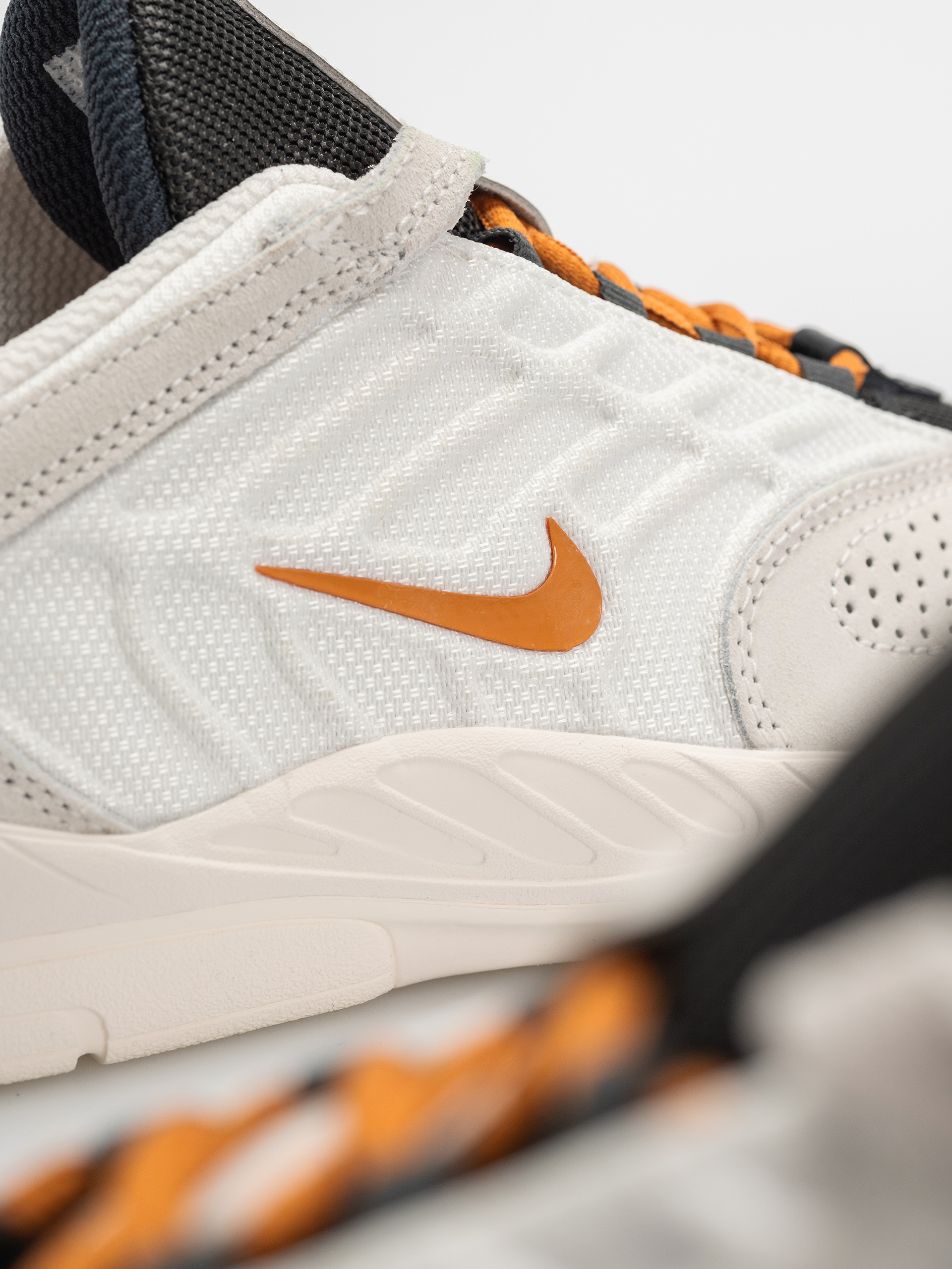 Обувки Nike SB Vertebrae (summit white/monarch phantom)