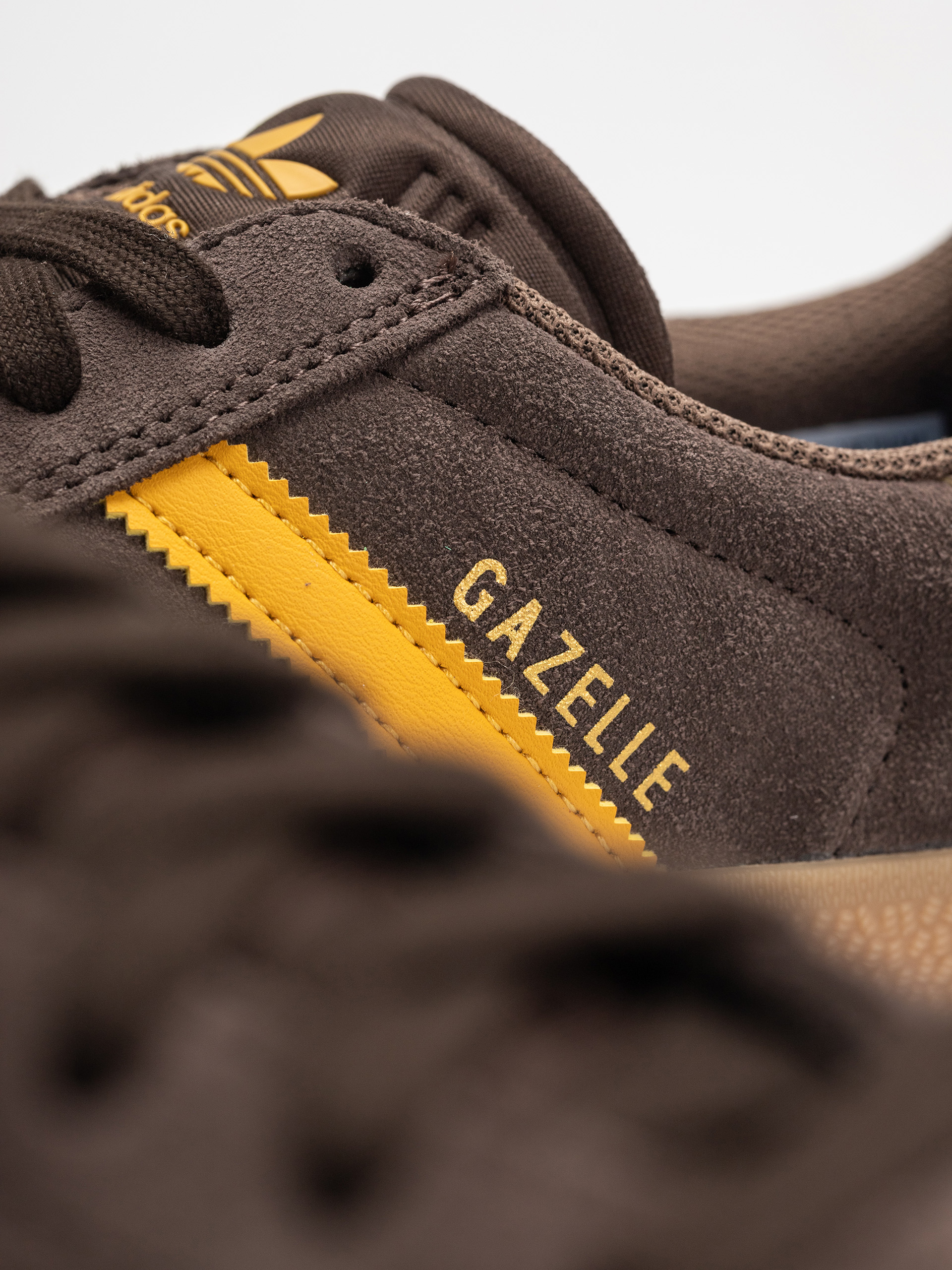 Обувки adidas Gazelle ADV (crywht/crywht/gum4)