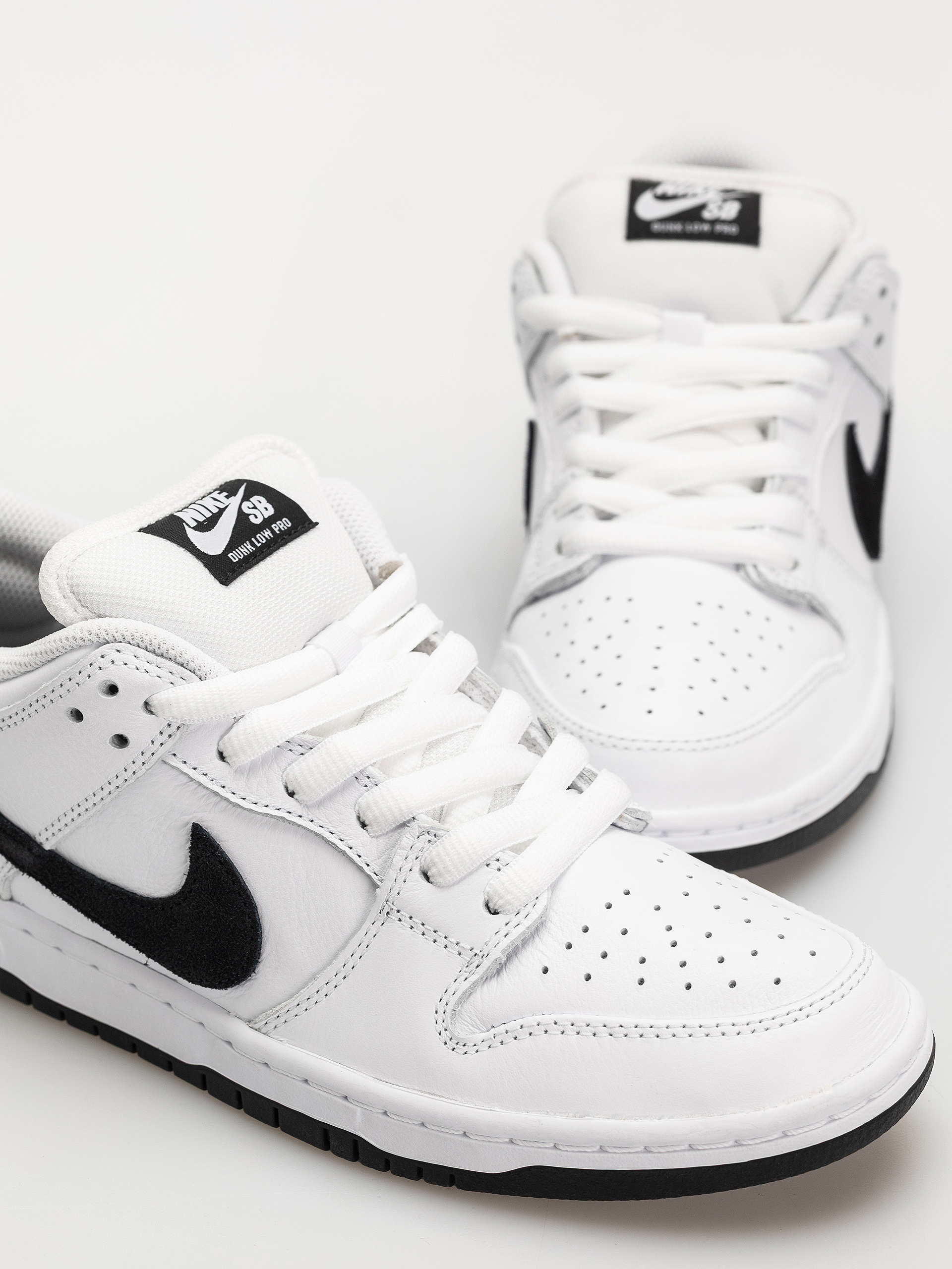 Обувки Nike SB Dunk Low Pro (white/black white black)