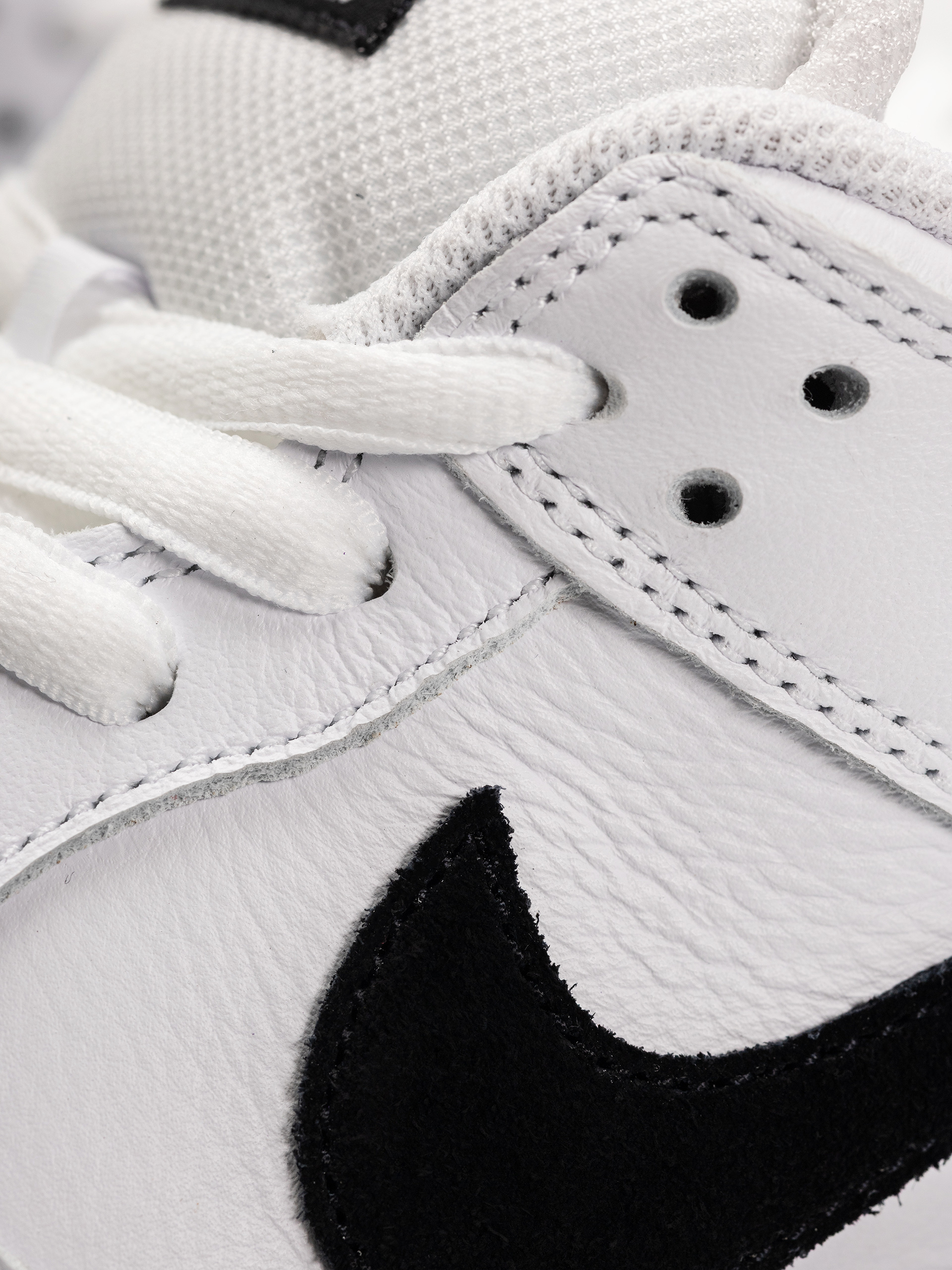 Обувки Nike SB Dunk Low Pro (white/black white black)