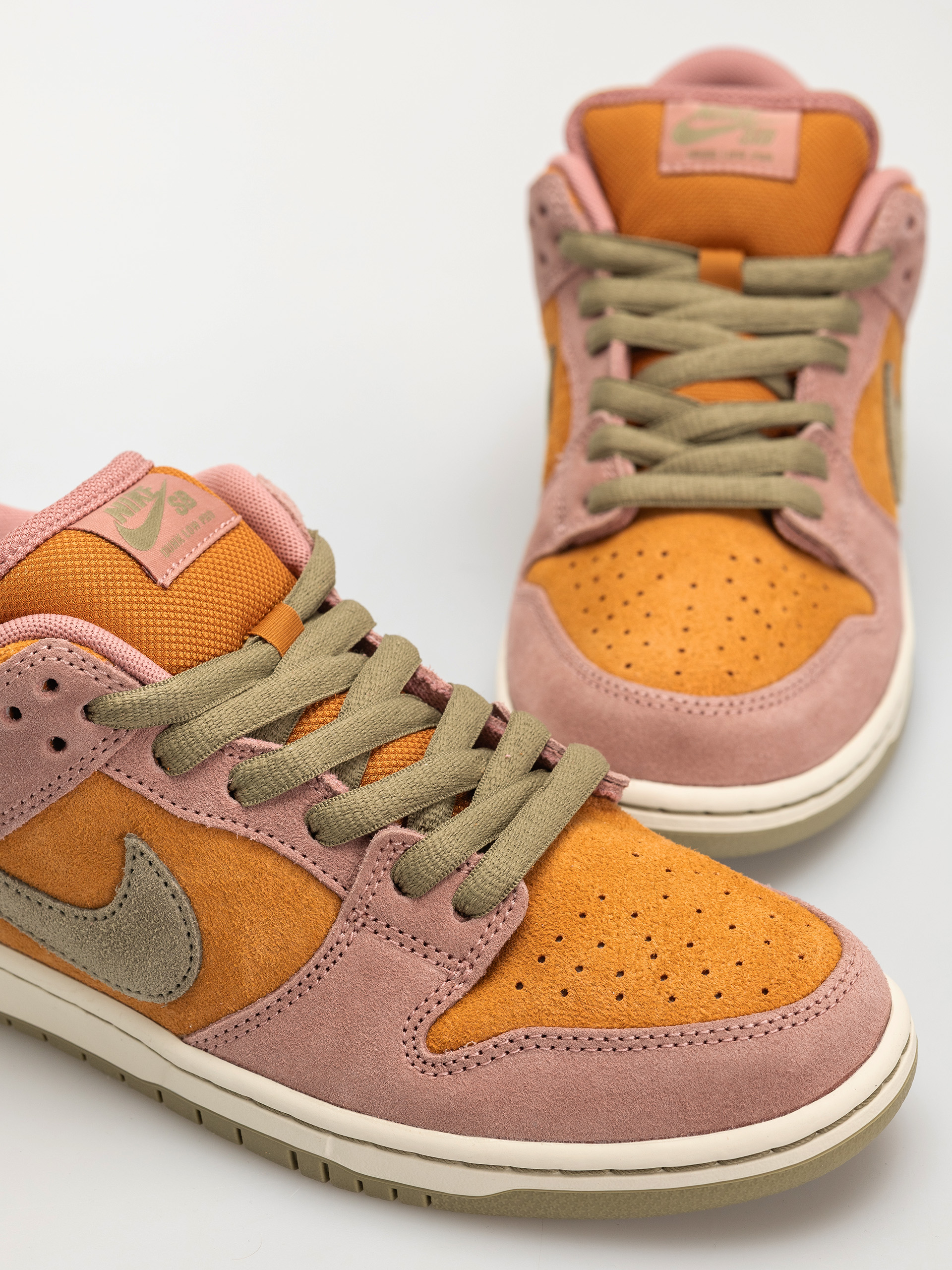 Обувки Nike SB Dunk Low Pro (red stardust/neutral olive monarch)