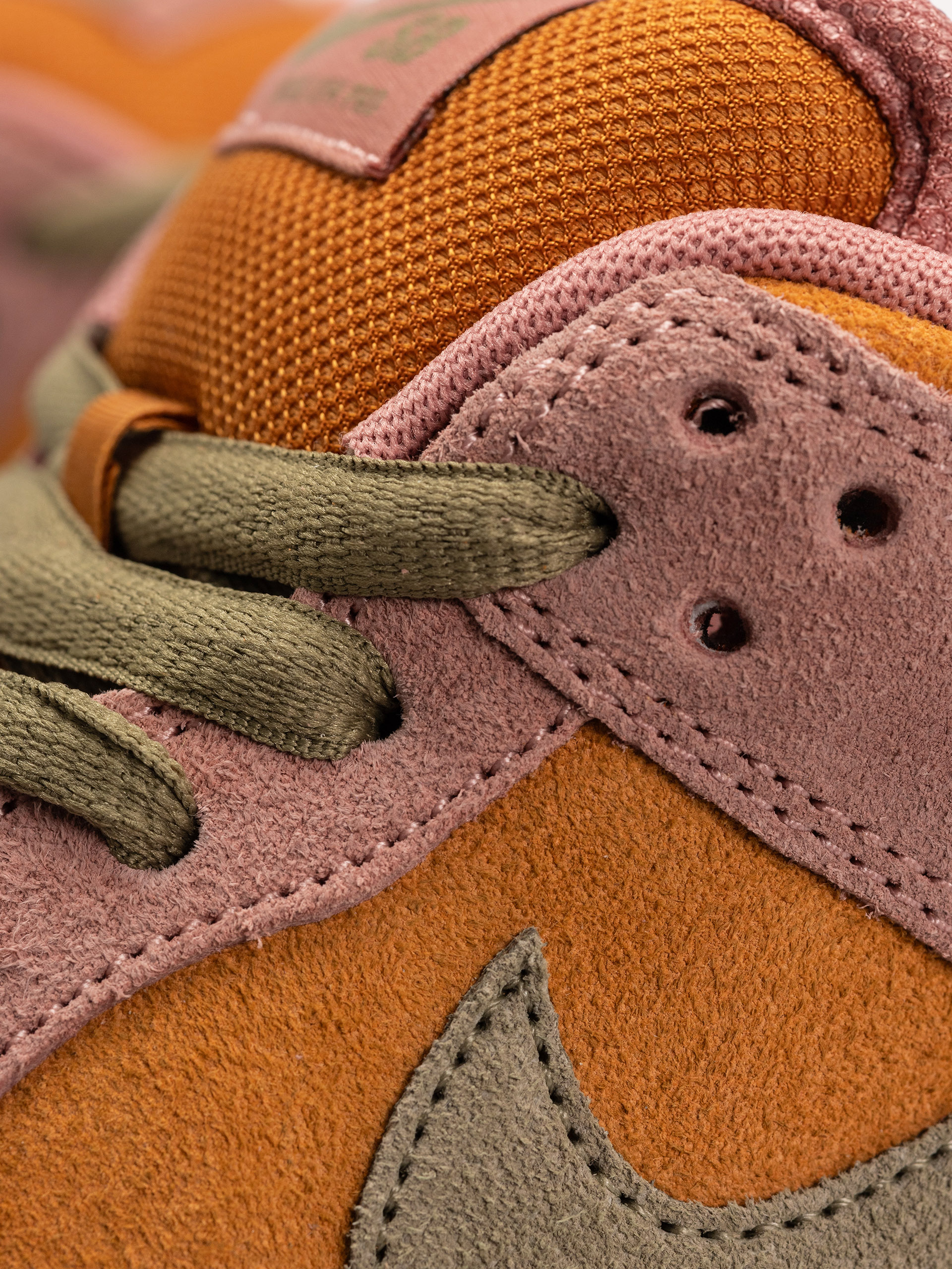 Обувки Nike SB Dunk Low Pro (red stardust/neutral olive monarch)