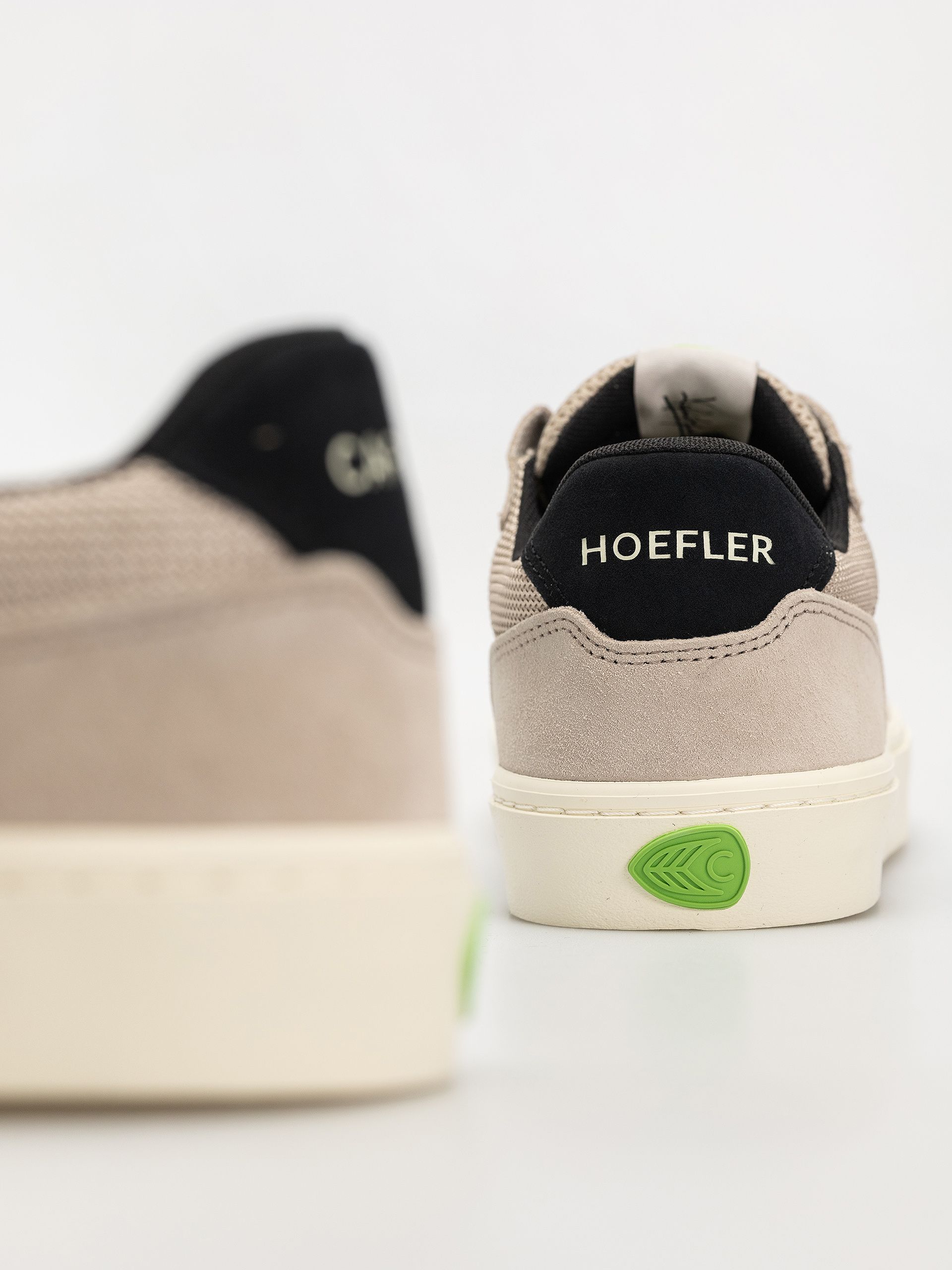 Обувки Cariuma T20 Pro (plaza taupe suede and mesh black logo)