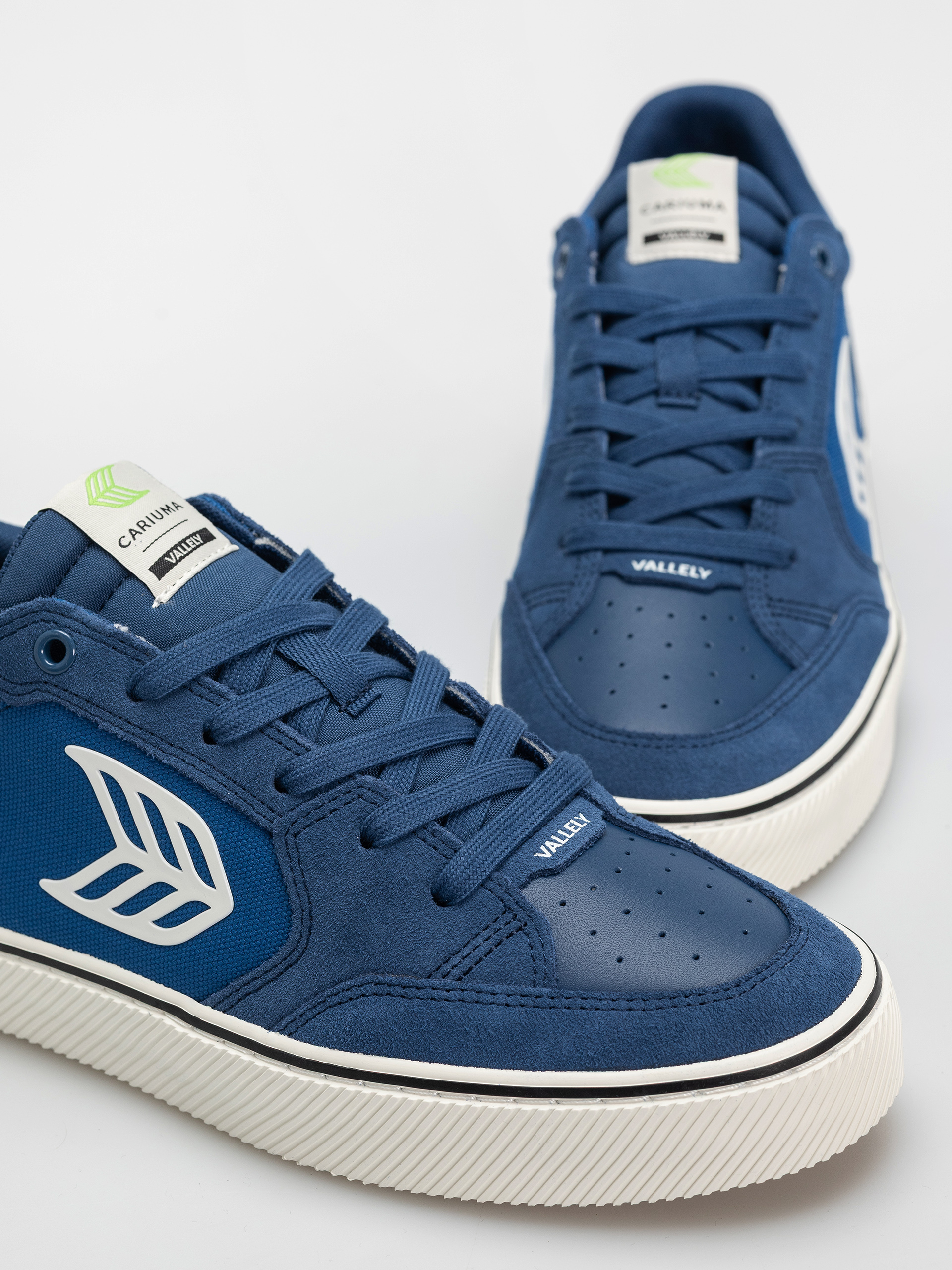 Обувки Cariuma Vallely Pro (mystery blue suede and cordura off white logo)