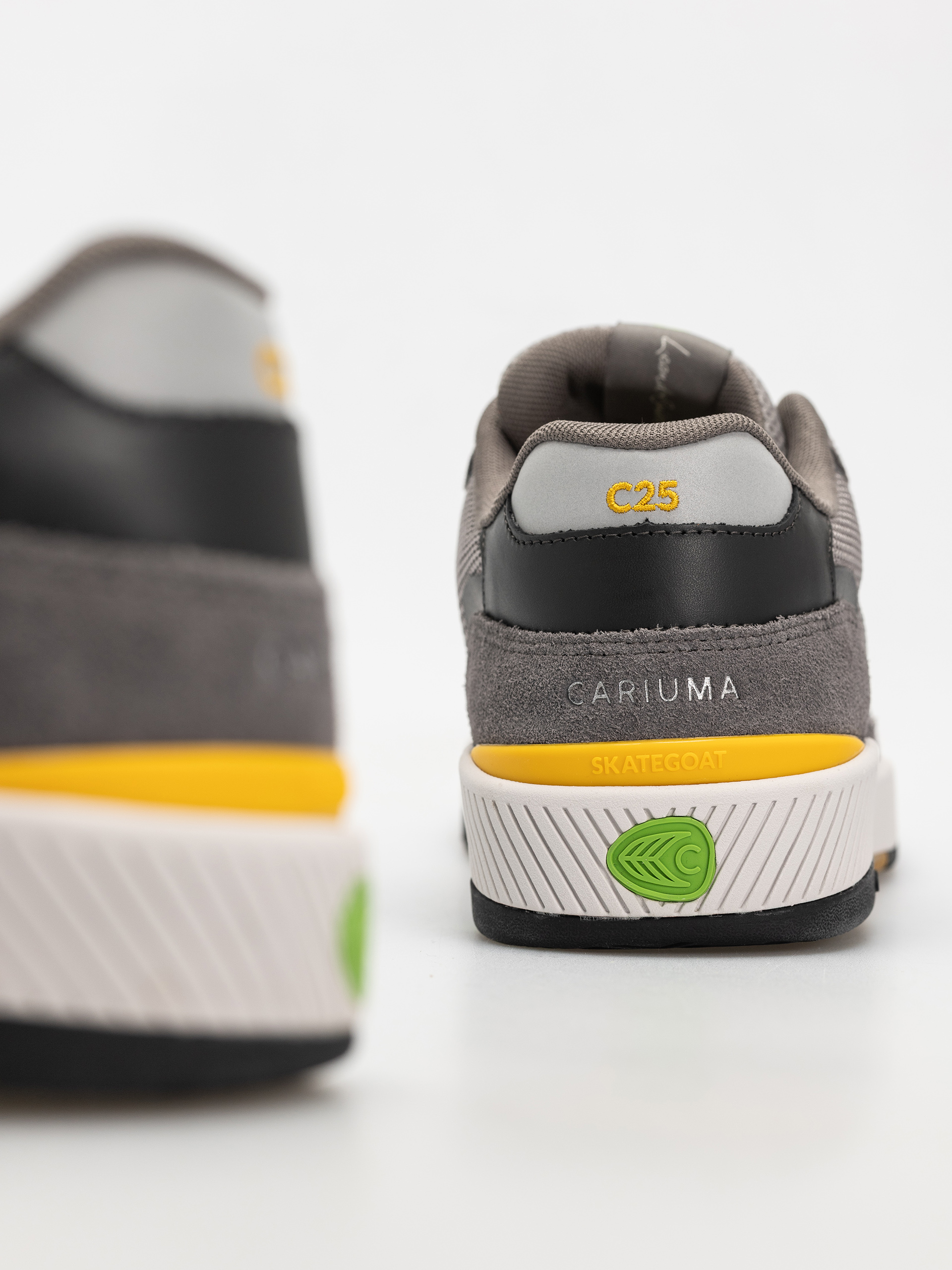 Обувки Cariuma Skategoat C25 Pro (charcoal grey suede light grey mesh ice logo yellow)