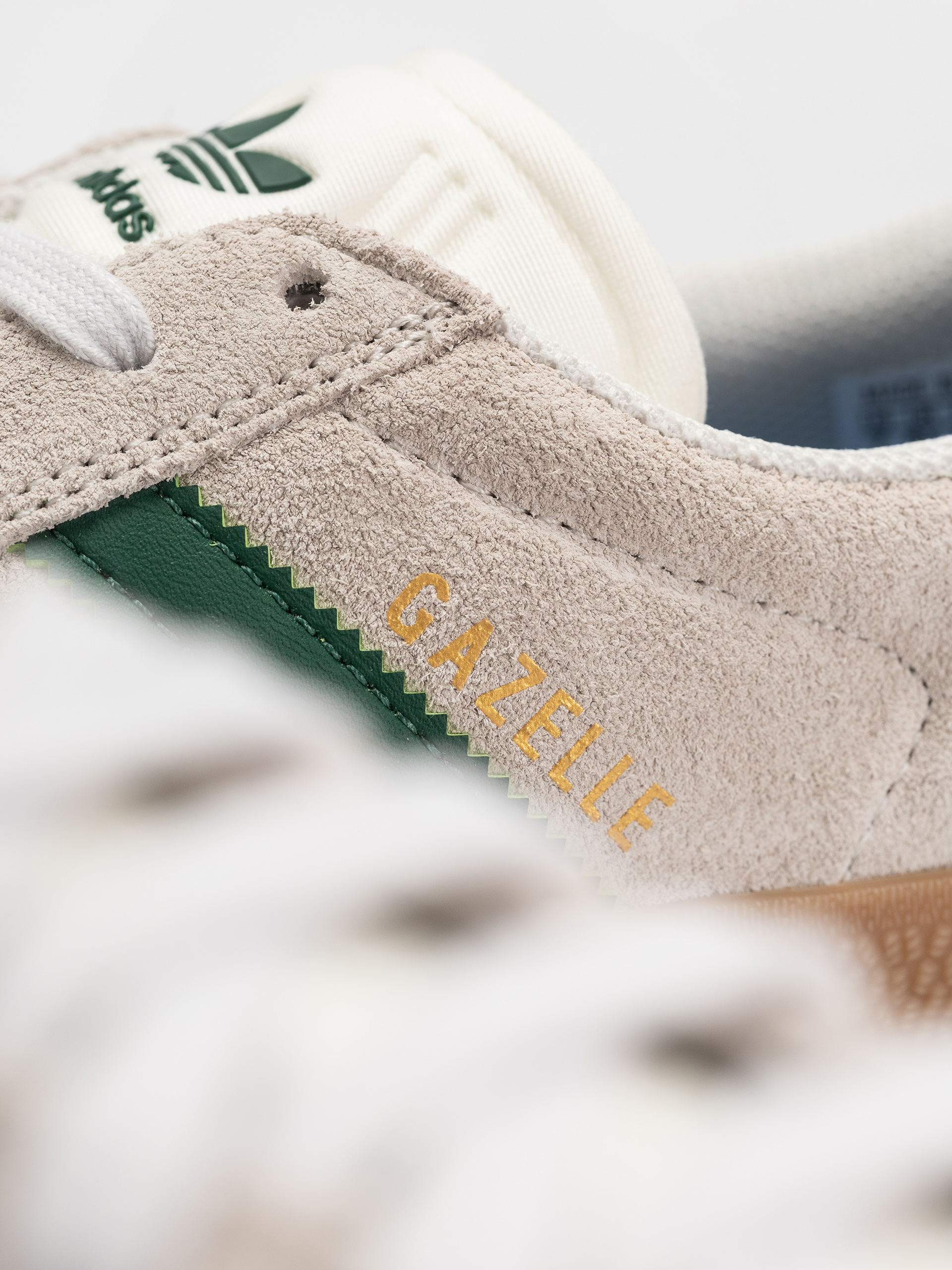 Обувки adidas Gazelle ADV (crywht/crywht/gum4)