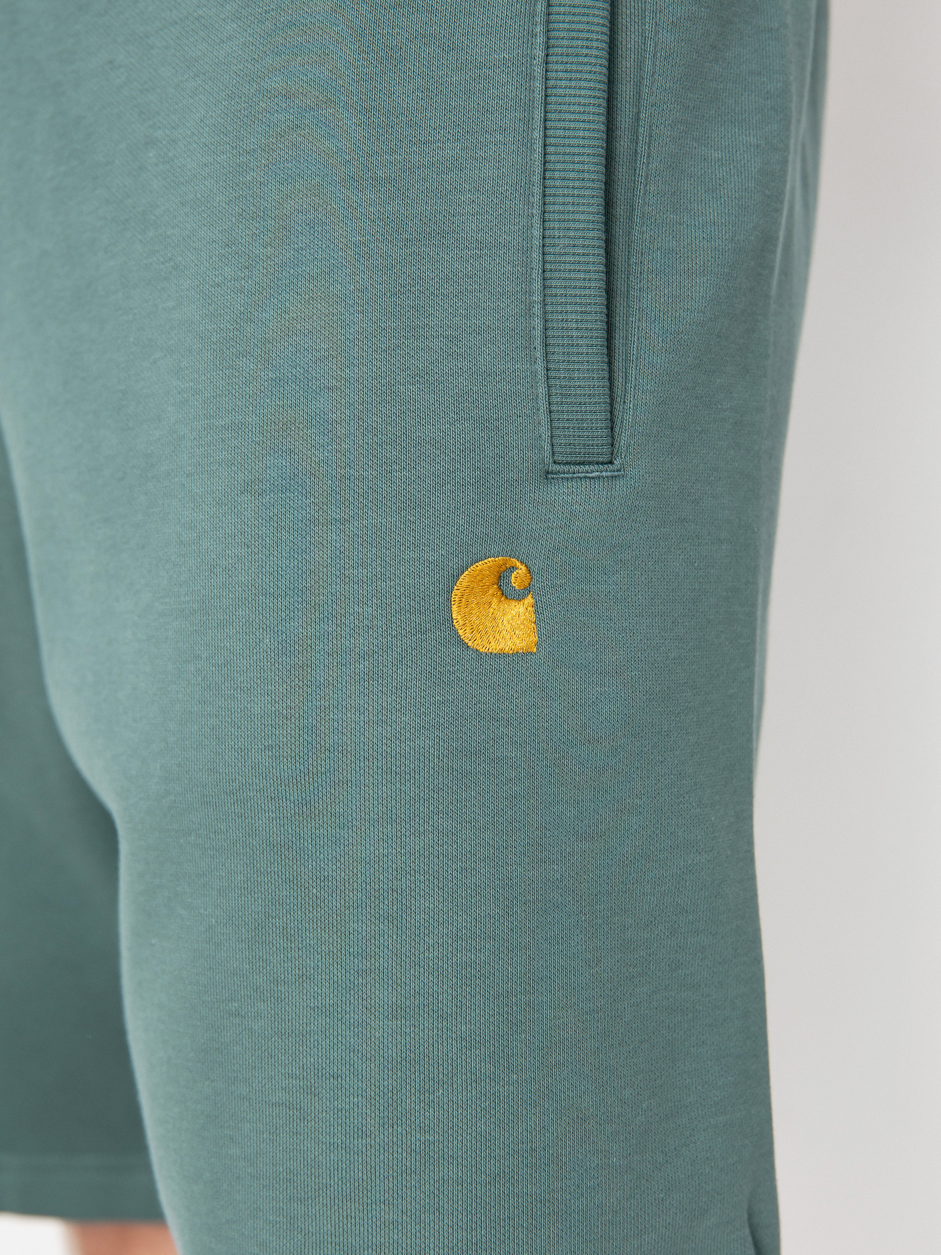 Къси панталони Carhartt WIP Chase (silver pine/gold)