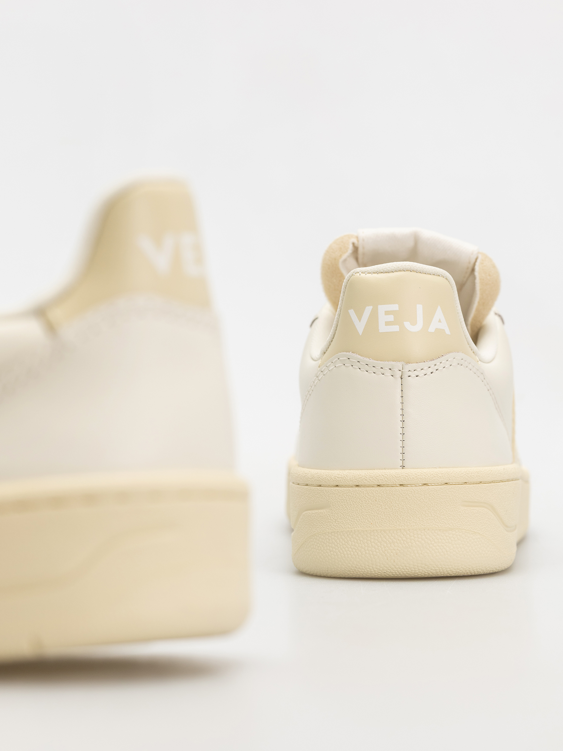 Обувки Veja V-10 Wmn (pure calcaire)