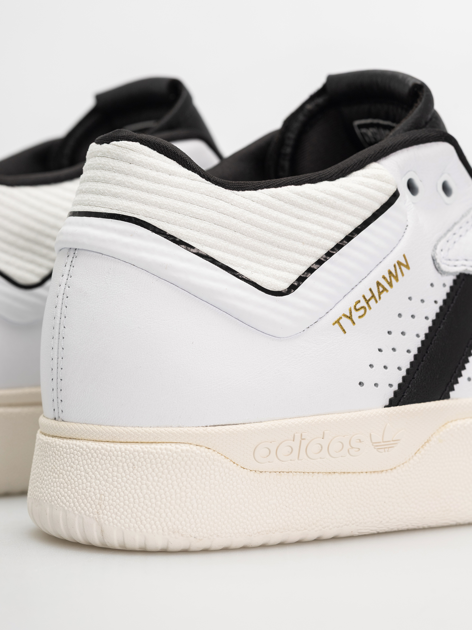 Обувки adidas Tyshawn (ftwwht/cblack/ftwwht)