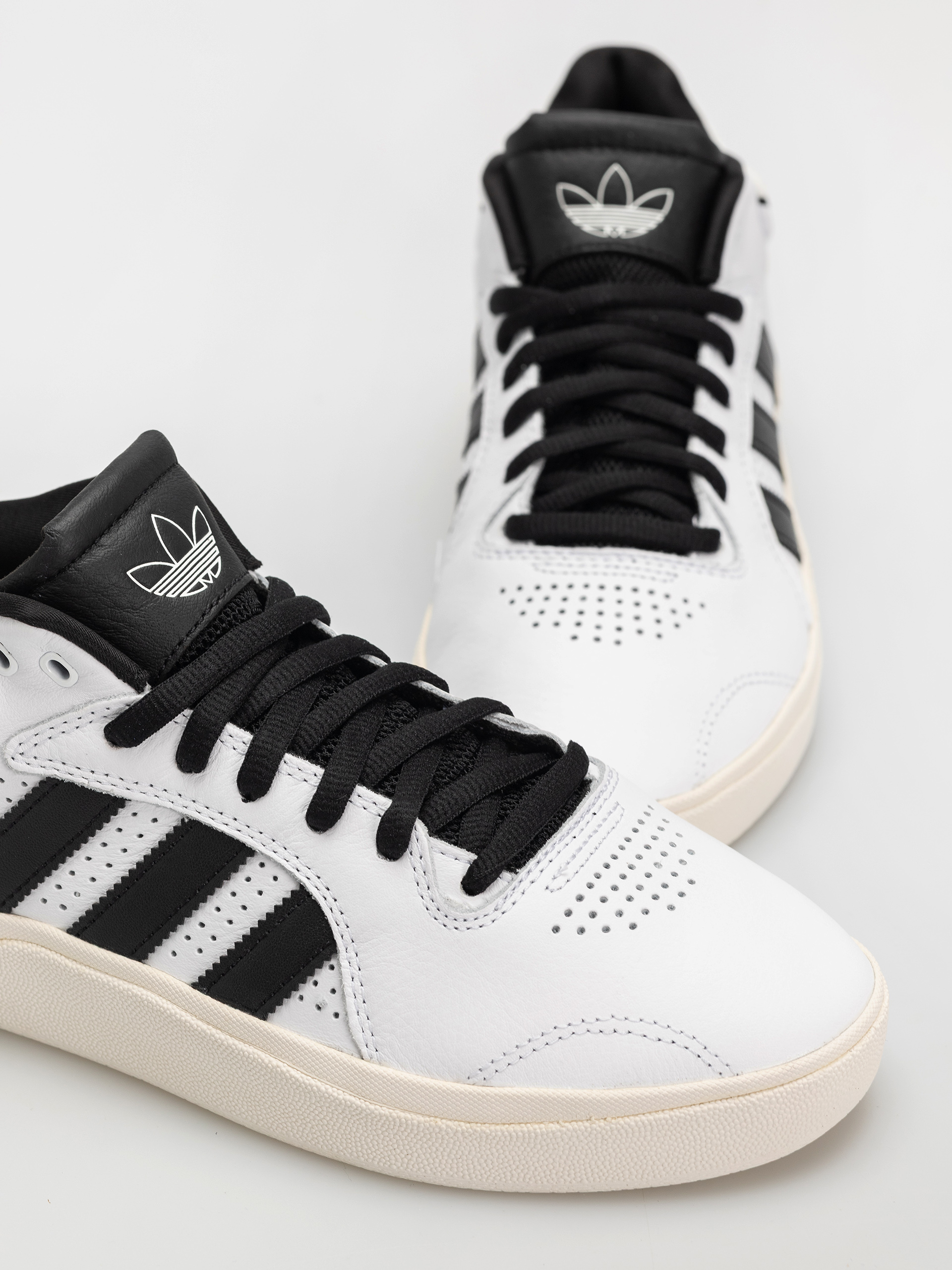 Обувки adidas Tyshawn (ftwwht/cblack/ftwwht)