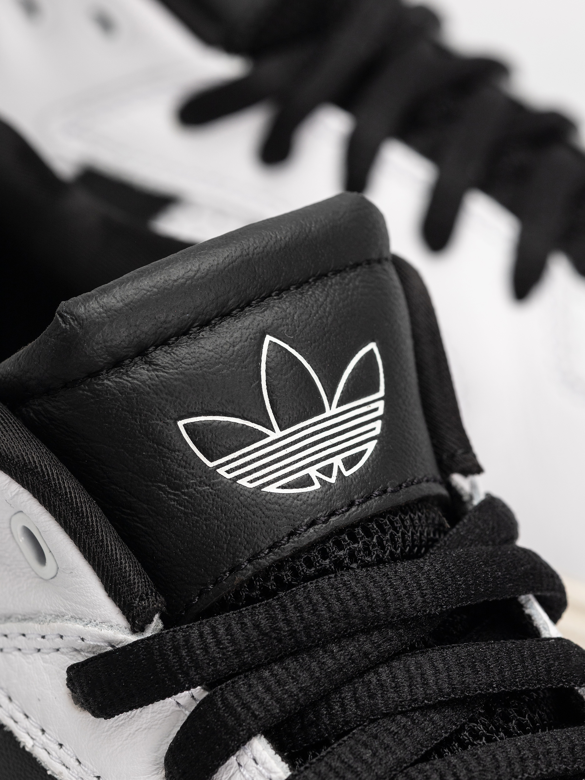 Обувки adidas Tyshawn (ftwwht/cblack/ftwwht)