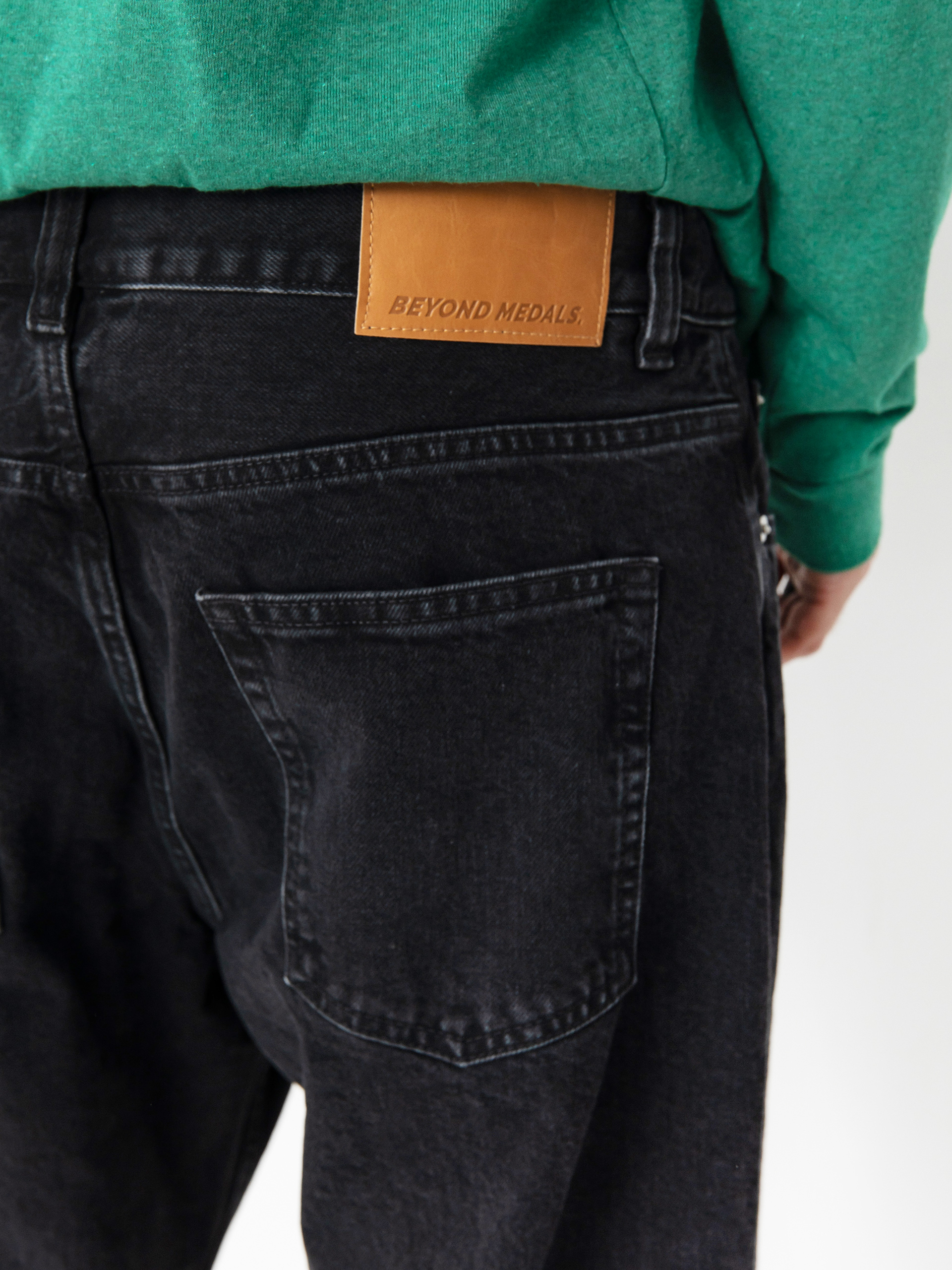 Панталони Beyond Medals Loose Jeans (black)