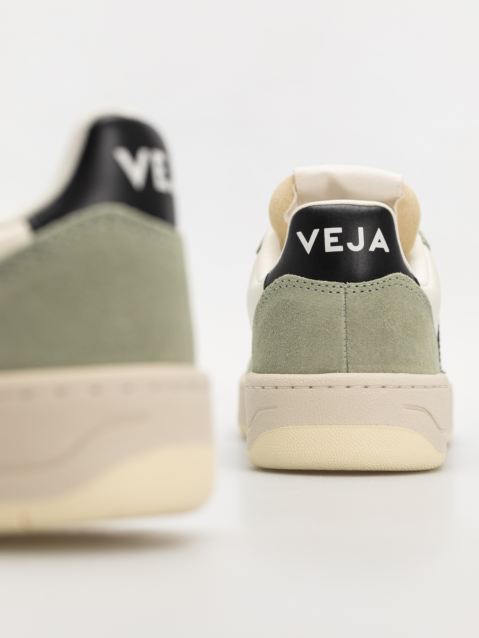 Обувки Veja V-10 Wmn (pure black clay)