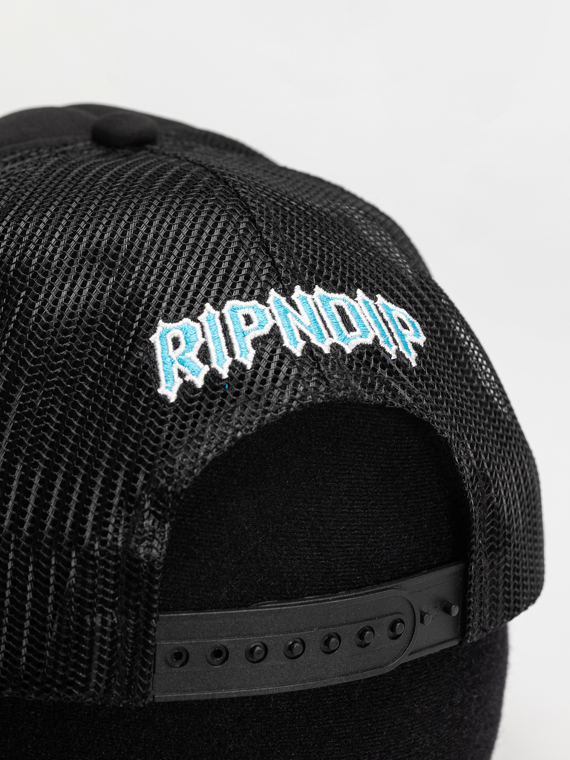 Шапка с козирка RipNDip Skull And Bones Trucker (black)