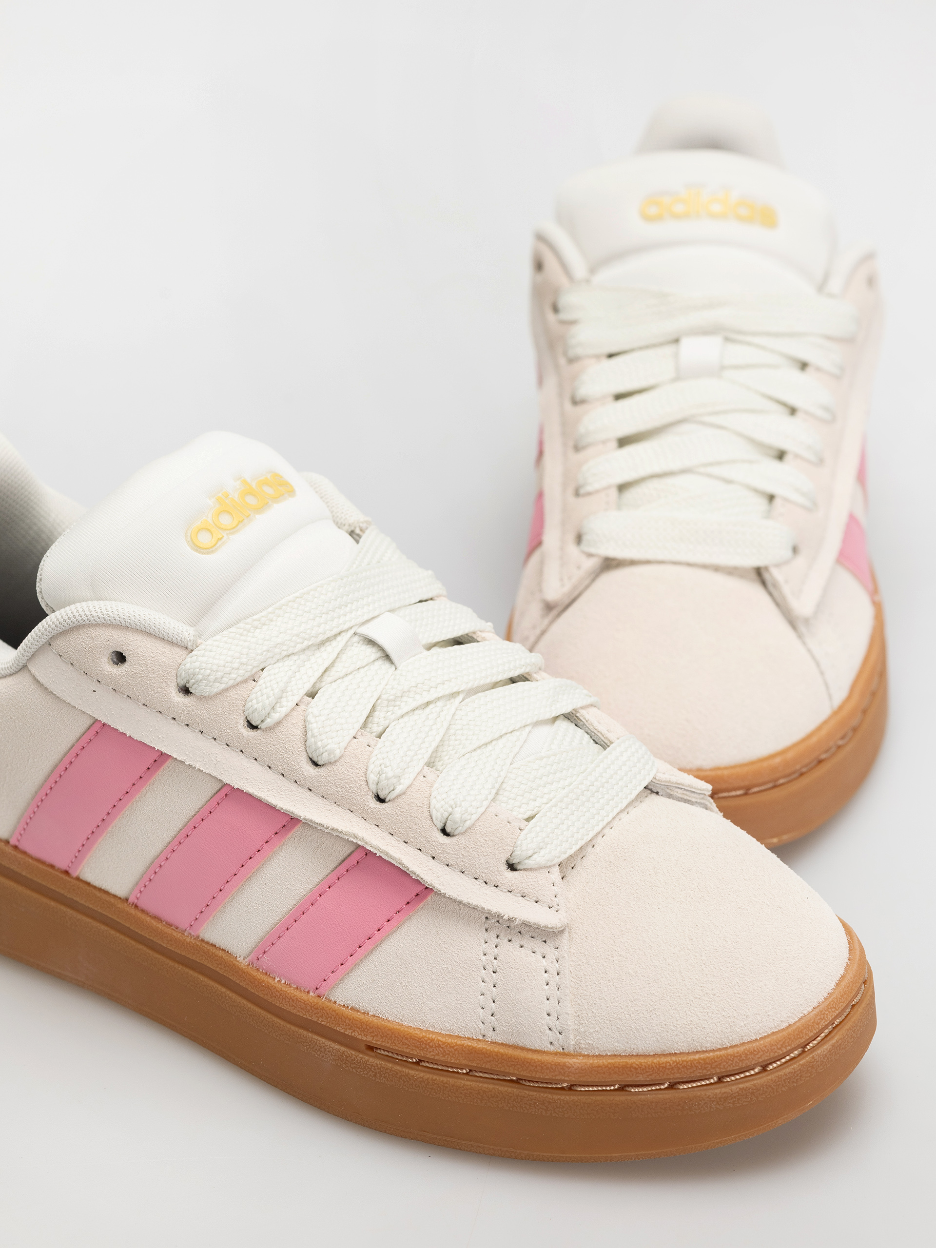 Обувки adidas Grand Court Alpha 0 Wmn (owhite/blipnk/goldmt)