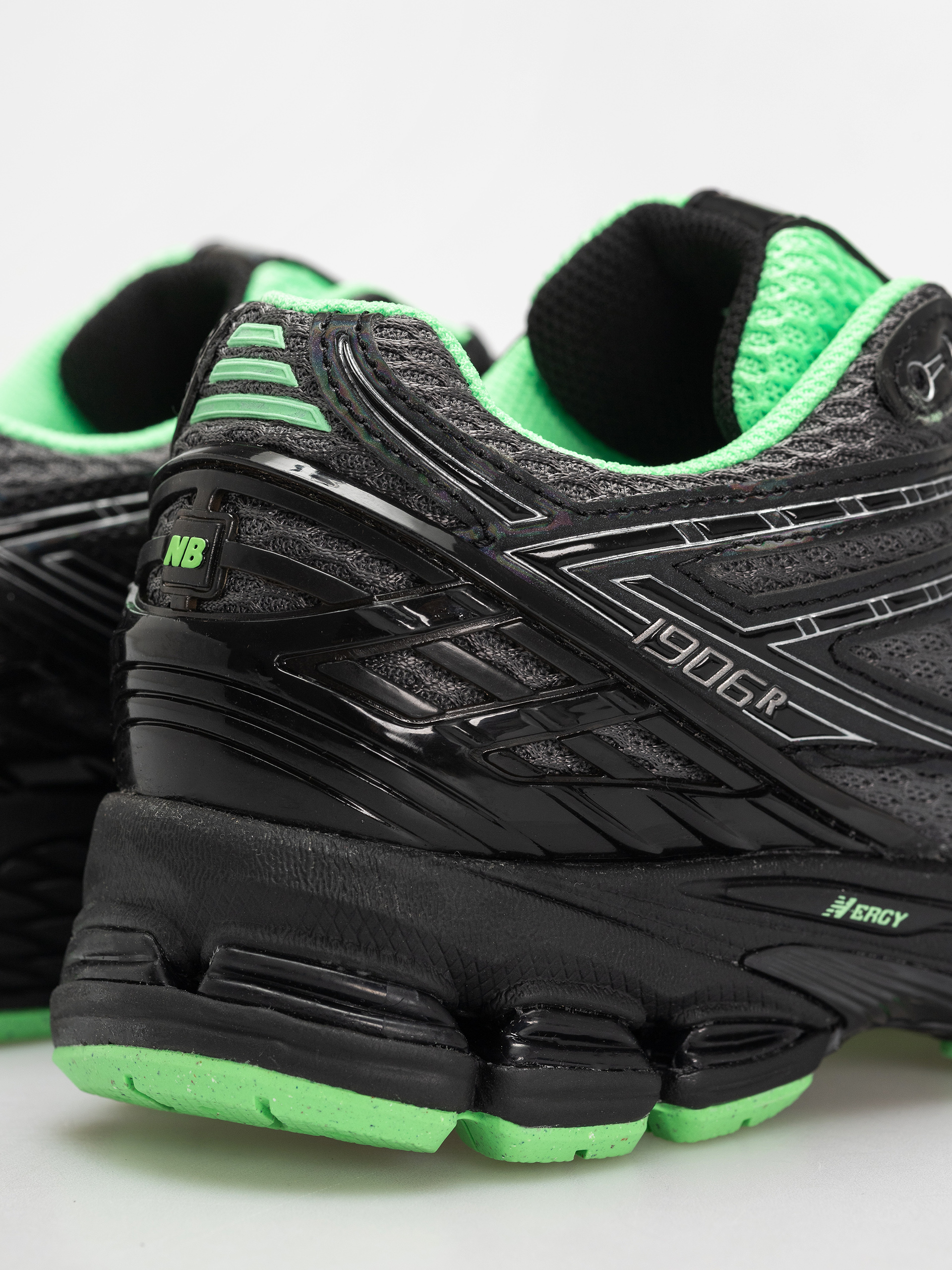 Обувки New Balance 1906 (dark silver metallic)