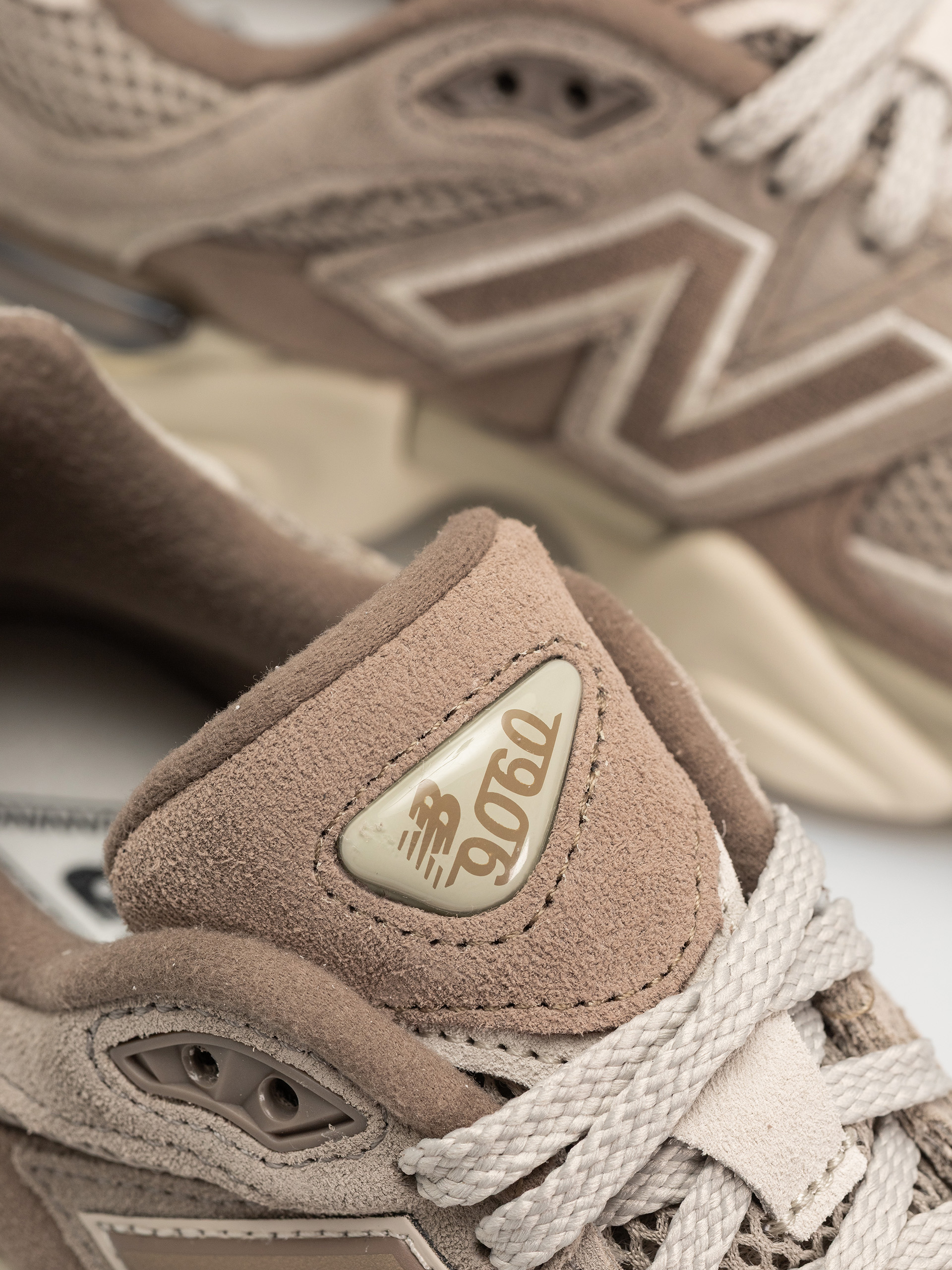 Обувки New Balance 9060 (mushroom)