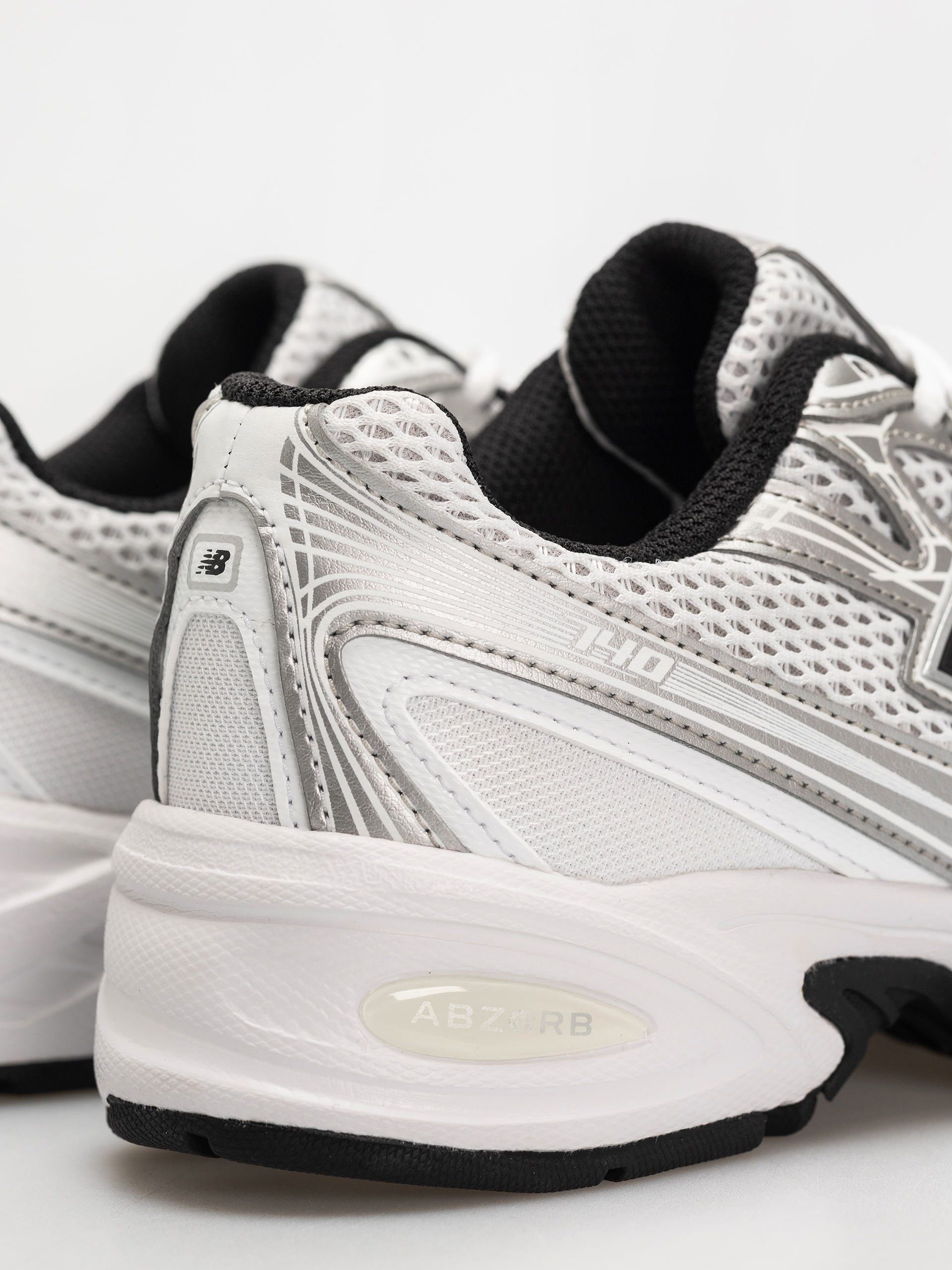 Обувки New Balance 740 JR (silver metallic)