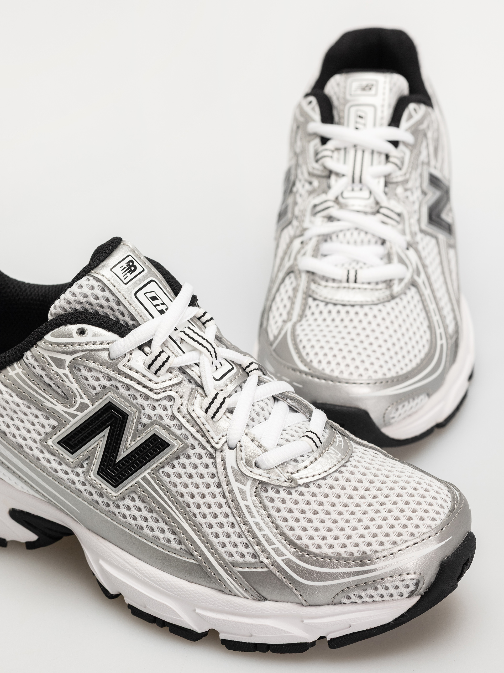 Обувки New Balance 740 JR (silver metallic)