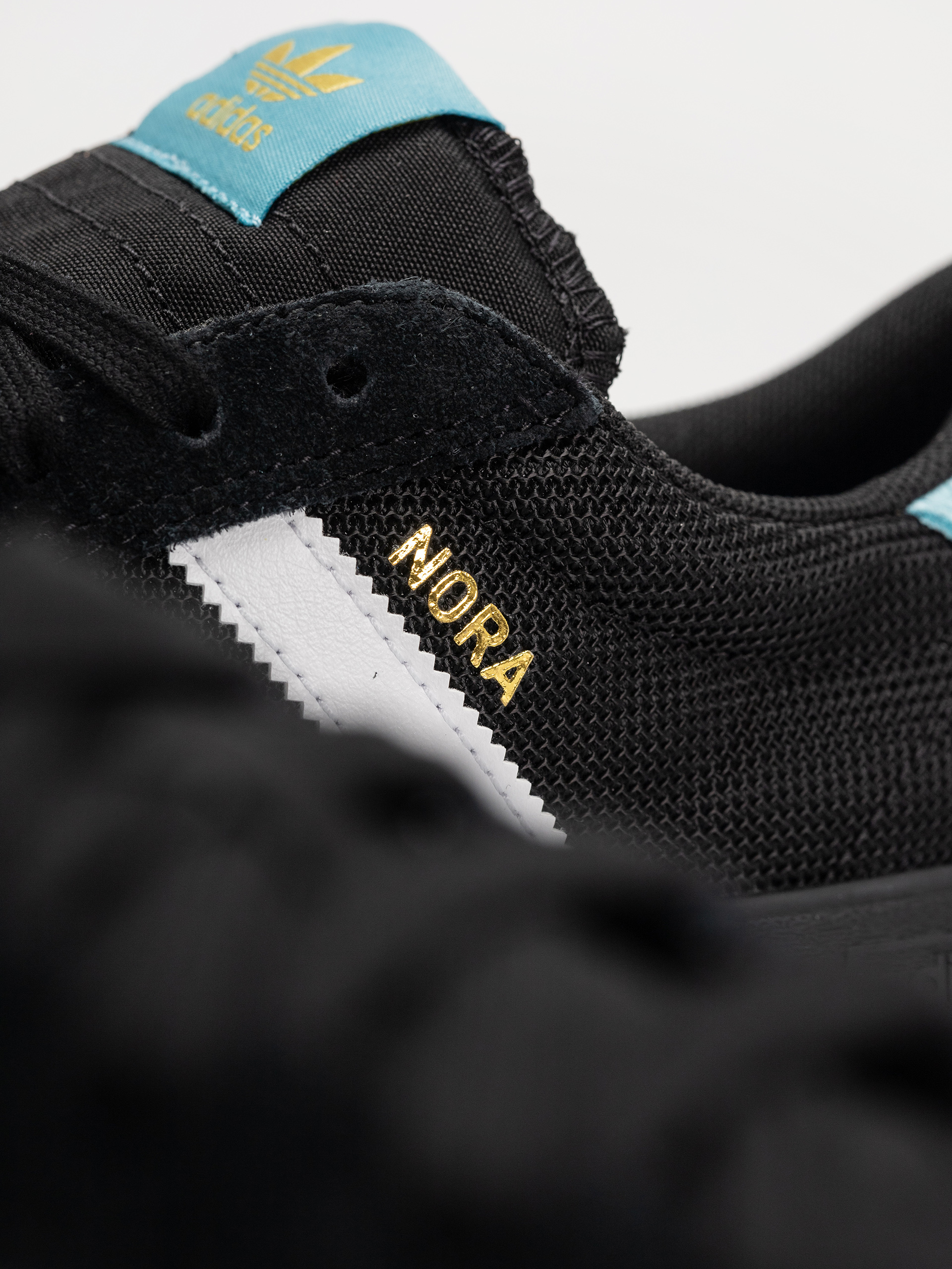 Обувки adidas Nora (cblack/ftwwht/goldmt)