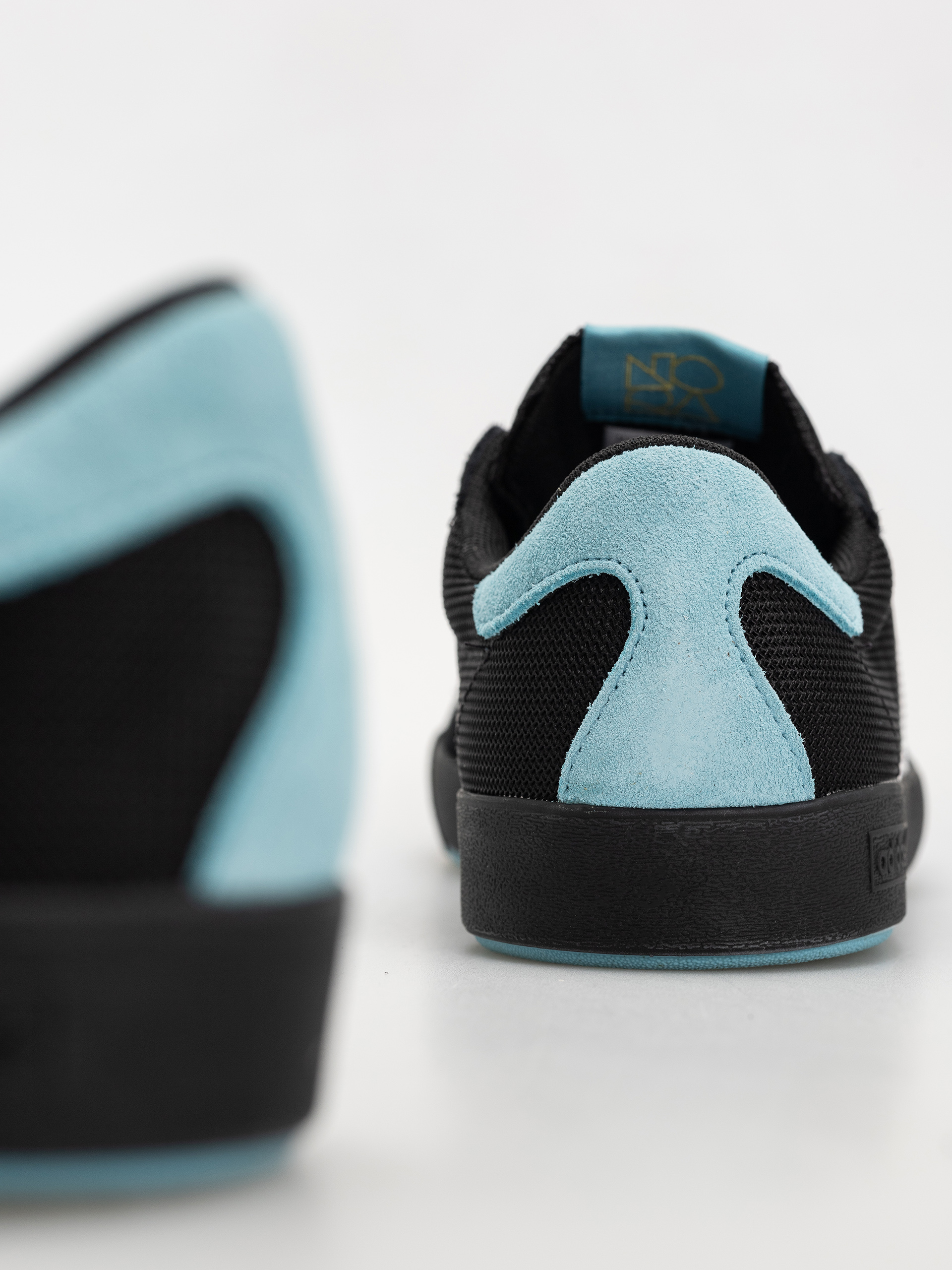 Обувки adidas Nora (cblack/ftwwht/goldmt)