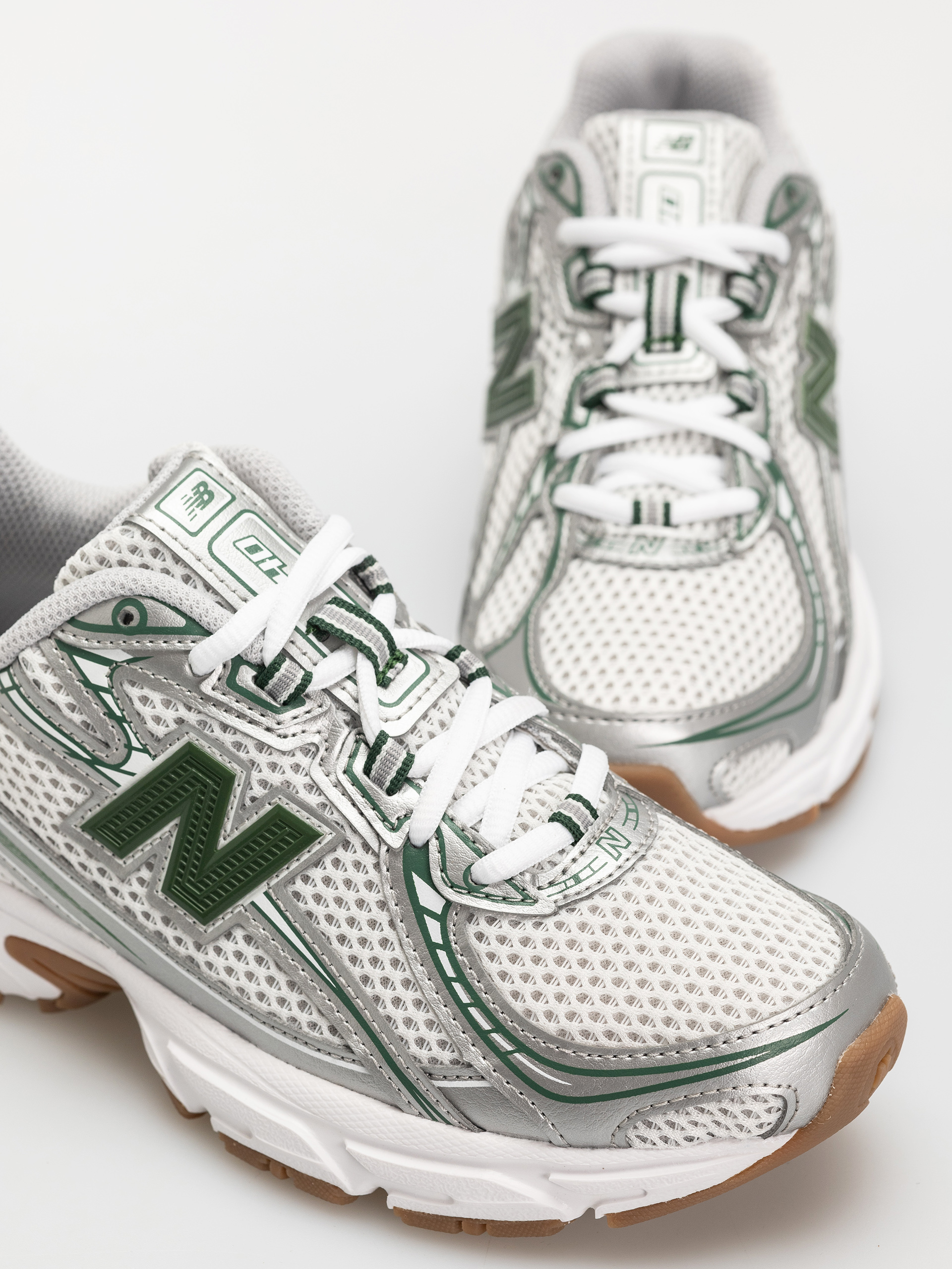 Обувки New Balance 740 JR (silver metallic)