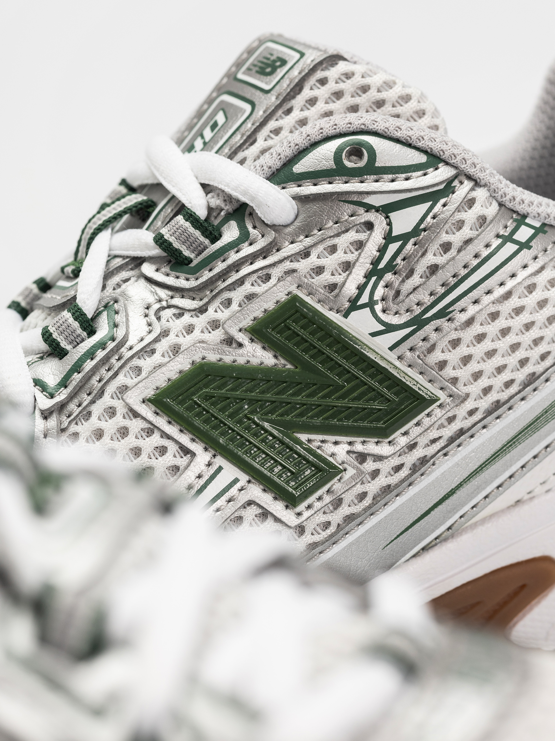 Обувки New Balance 740 JR (silver metallic)