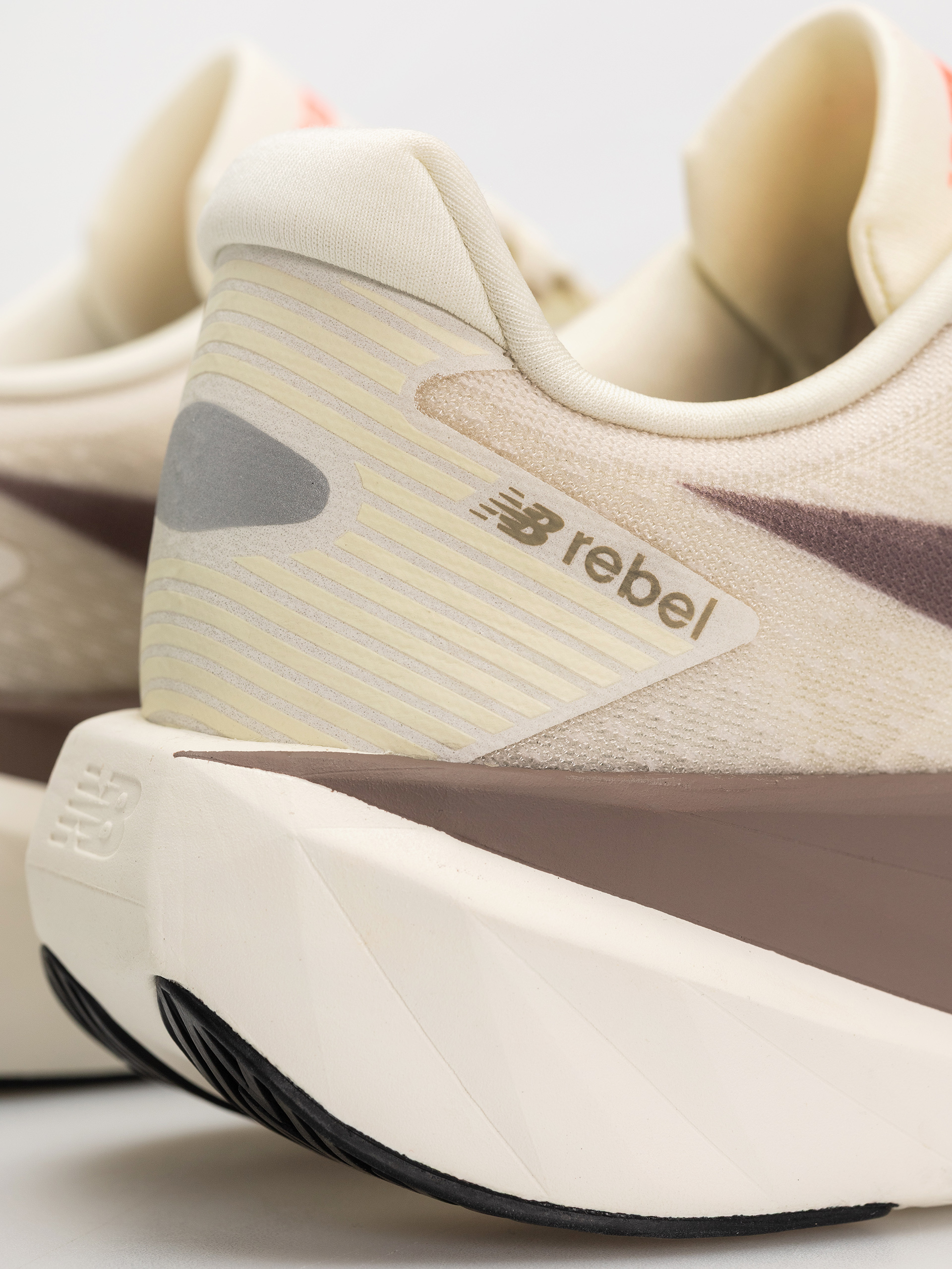 Обувки New Balance Fuelcell Rebel V5 (angora)