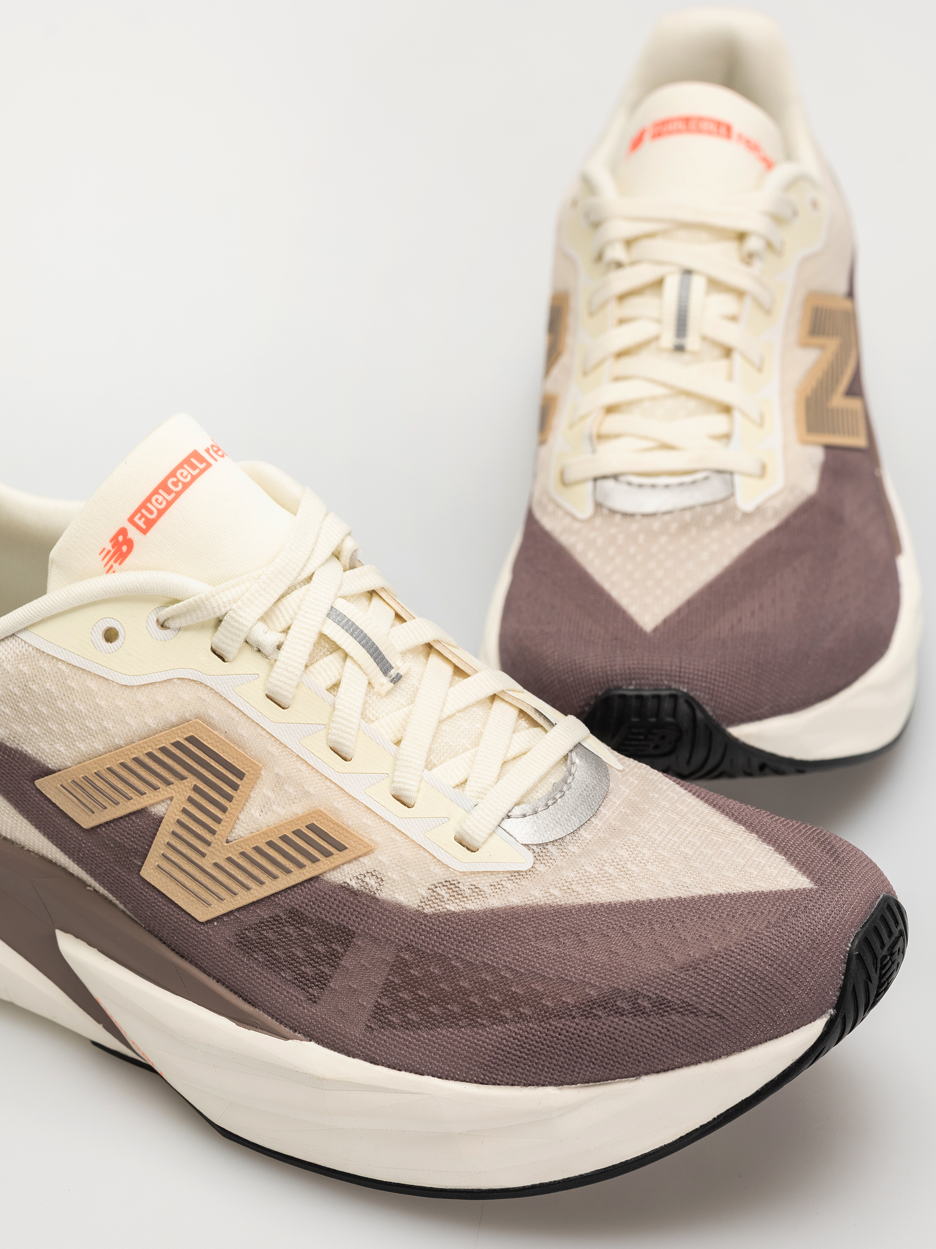 Обувки New Balance Fuelcell Rebel V5 (angora)