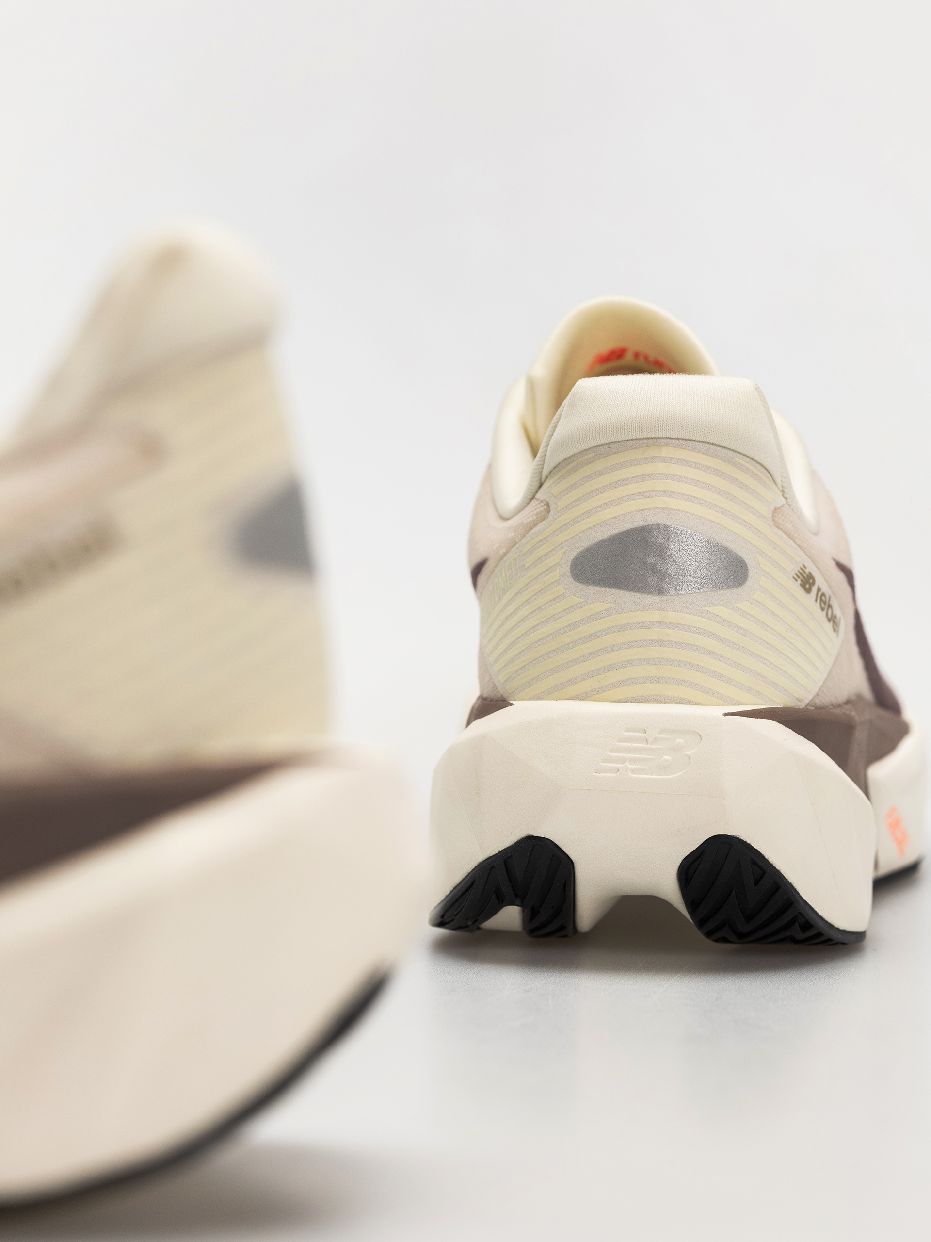 Обувки New Balance Fuelcell Rebel V5 (angora)