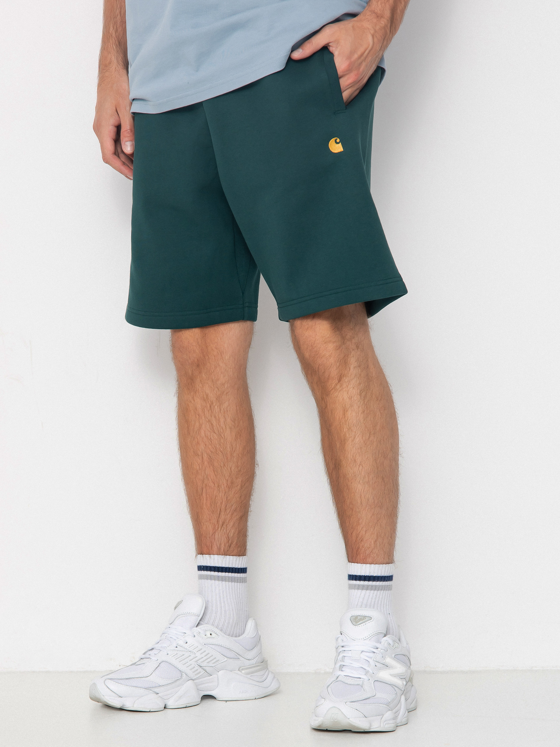 Къси панталони Carhartt WIP Chase (dark fir/gold)