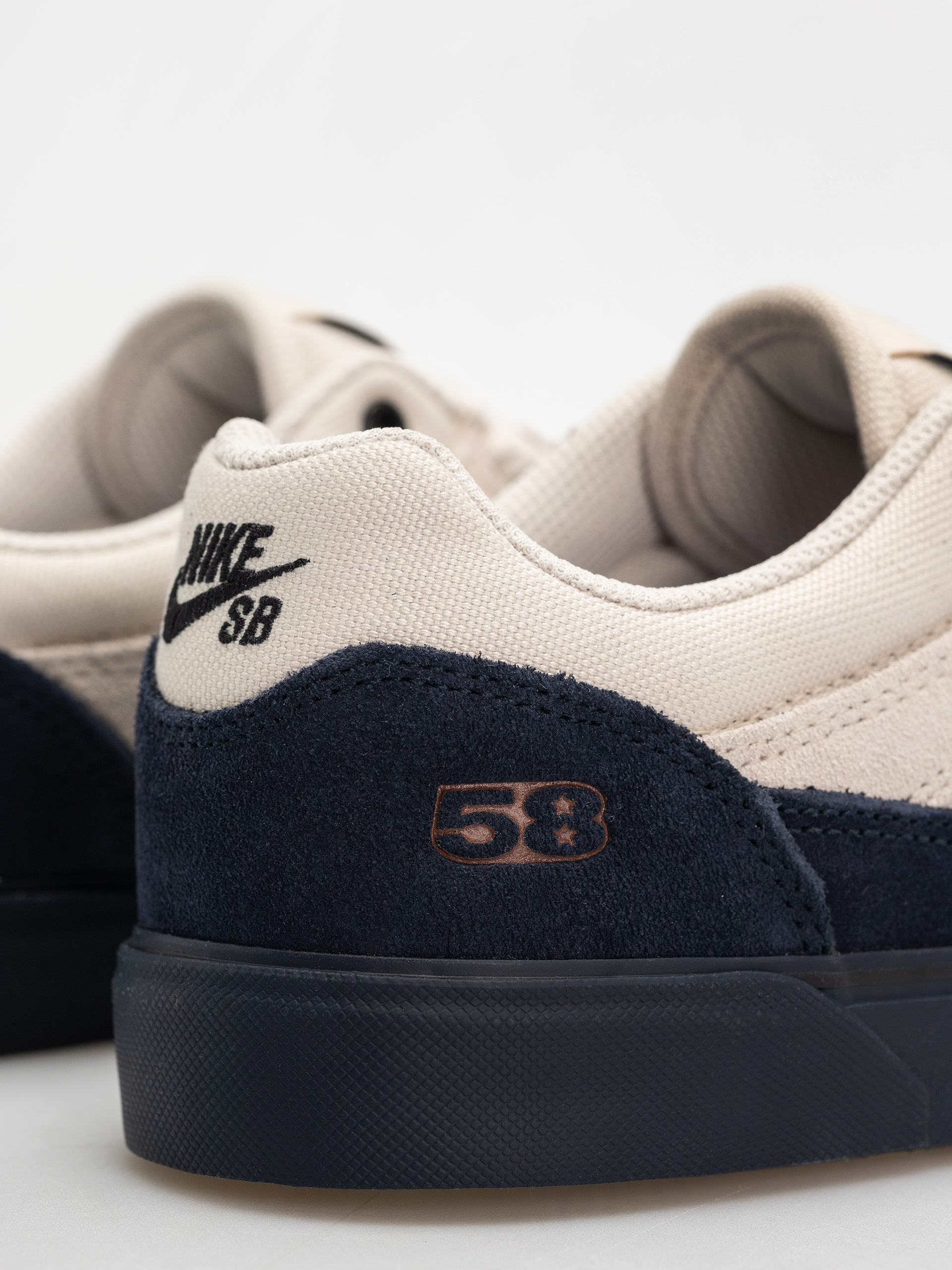 Обувки Nike SB Malor Te (lt khaki/black lt orewood brn)