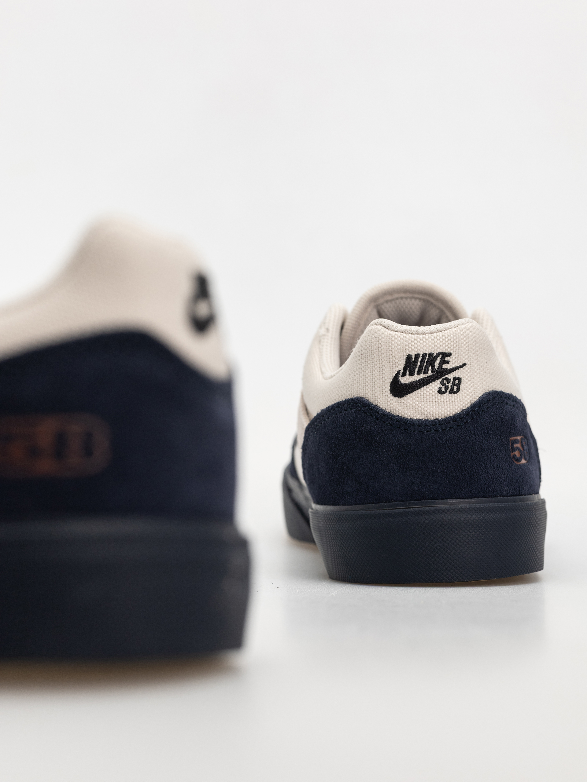 Обувки Nike SB Malor Te (lt khaki/black lt orewood brn)