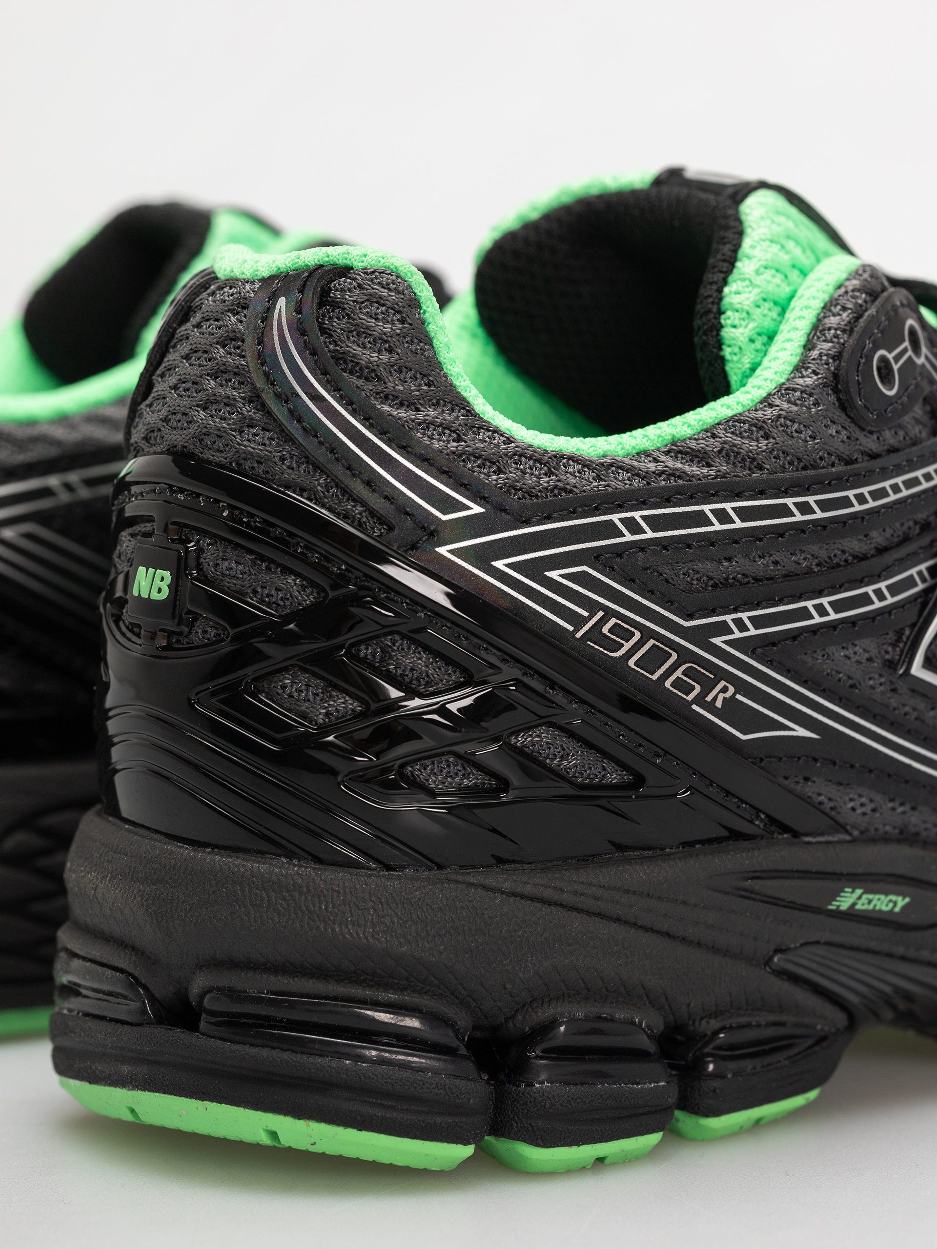 Обувки New Balance 1906 JR (black)