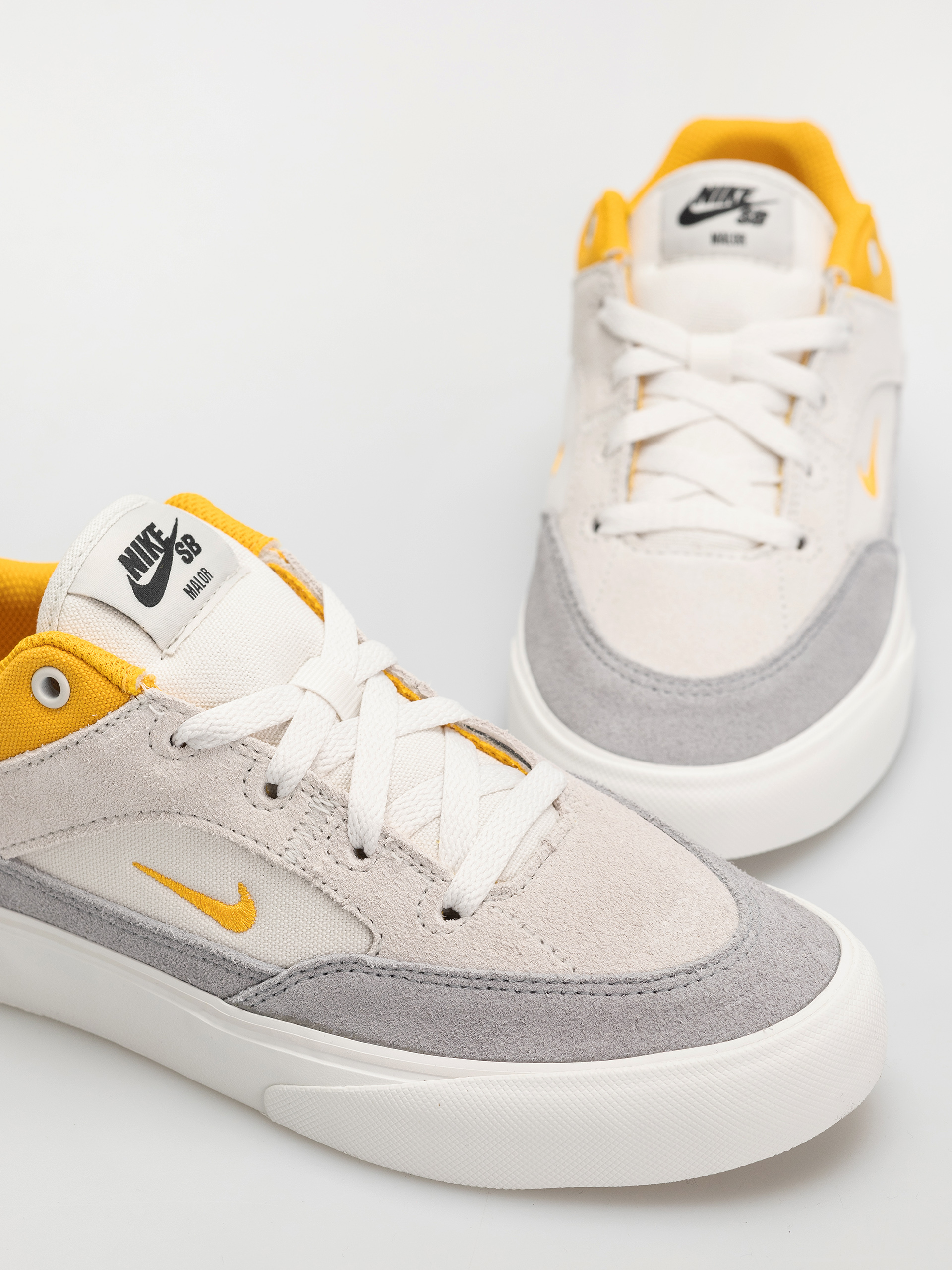 Обувки Nike SB Malor JR (platinum tint/university gold wolf grey)