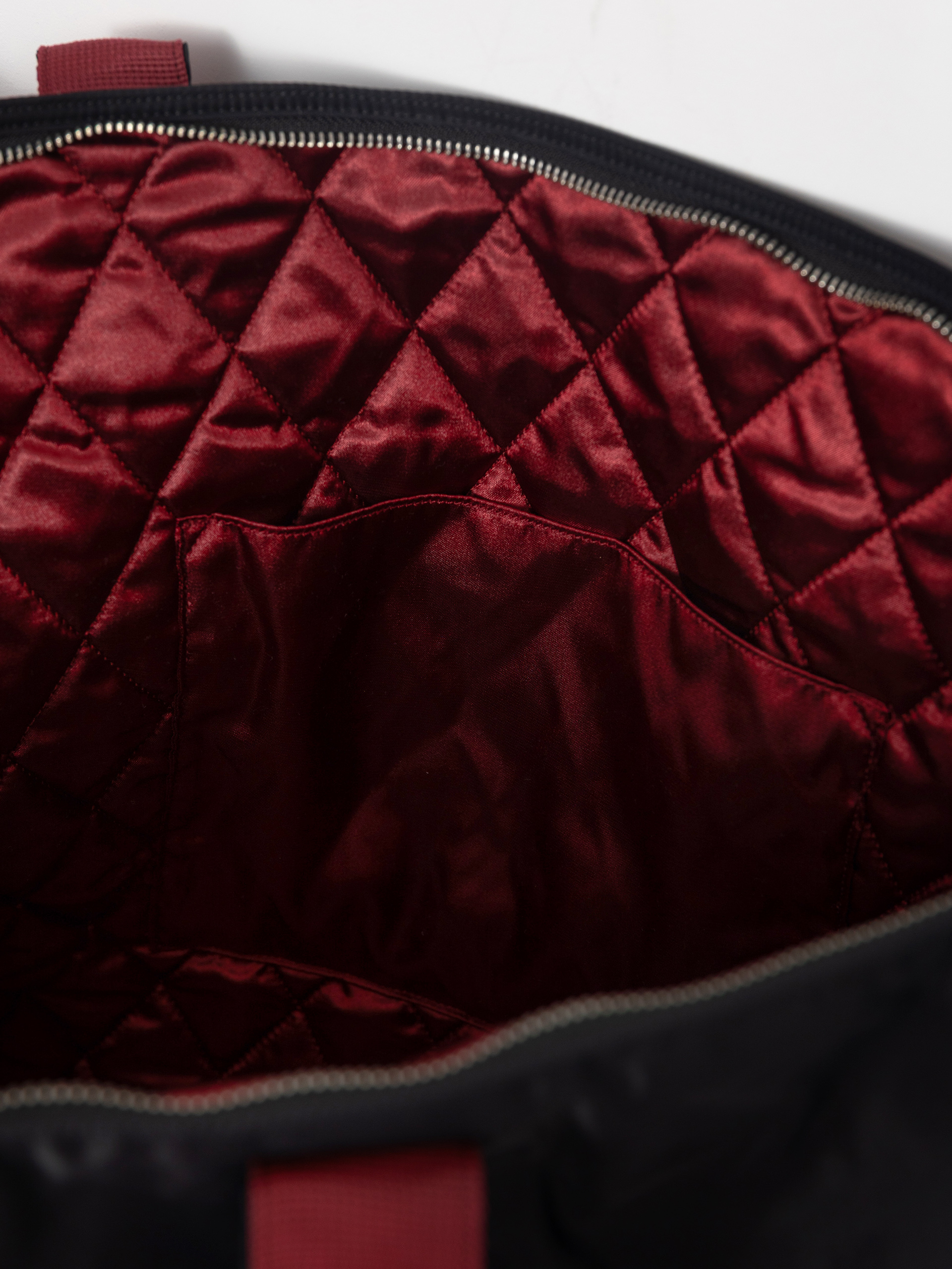 Дамска чанта Carhartt WIP Alumni Tote (black/scarlet)