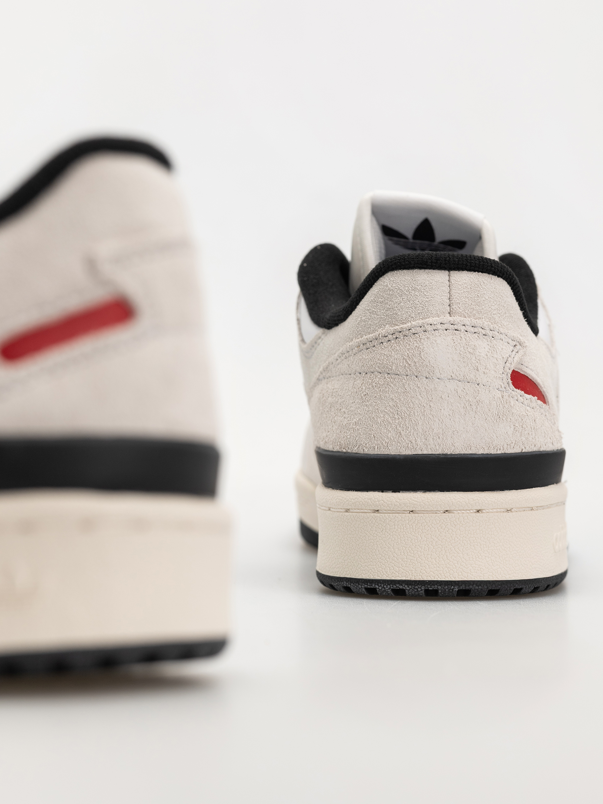 Обувки adidas Forum 84 Low Adv (crywht/cblack/betsca)