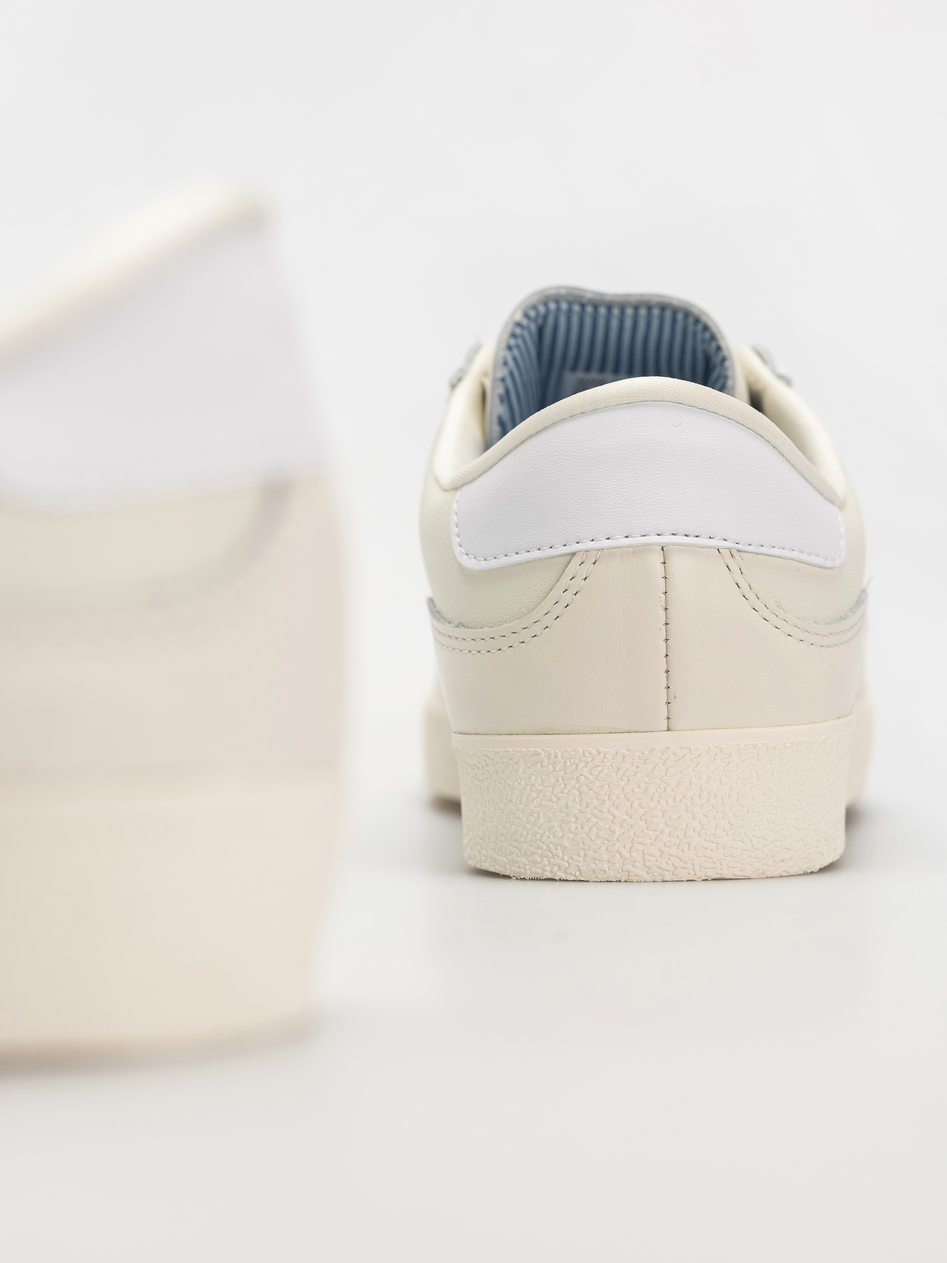 Обувки adidas Puig Indoor (owhite/ftwwht/blubir)