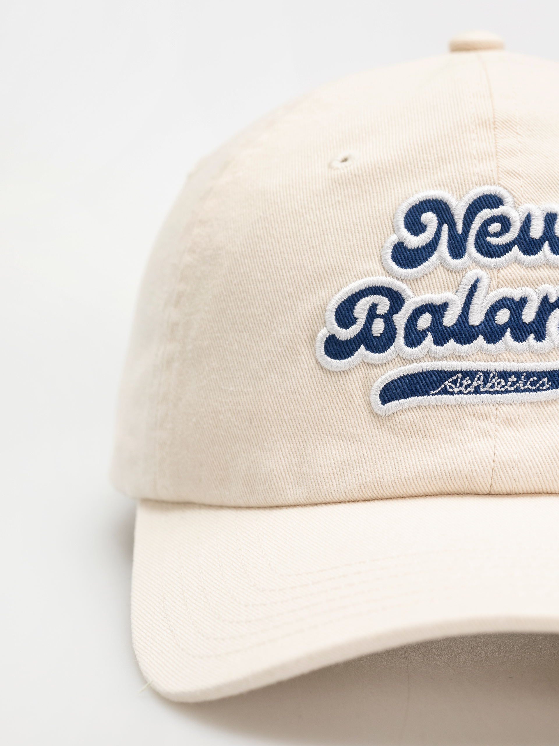 Шапка с козирка New Balance 6 Panel Athletics Legacy Wmn (white)