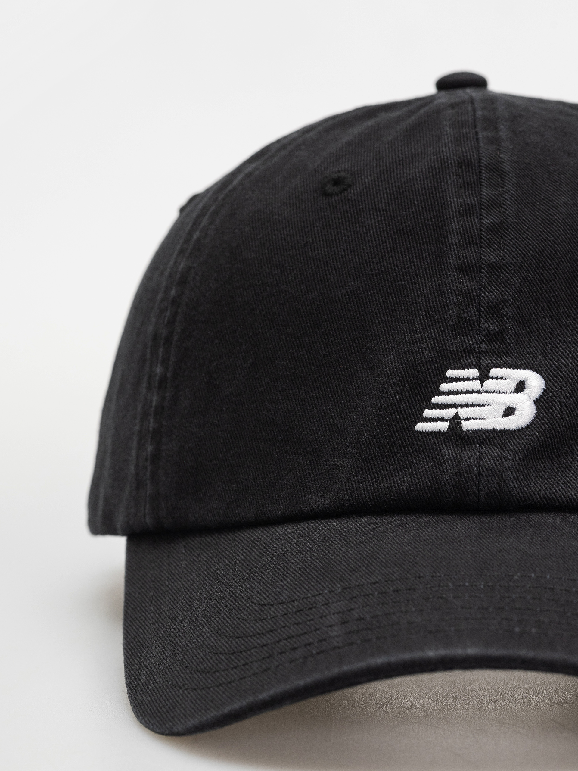 Шапка с козирка New Balance 6 Panel Classic V 2.0 (black)