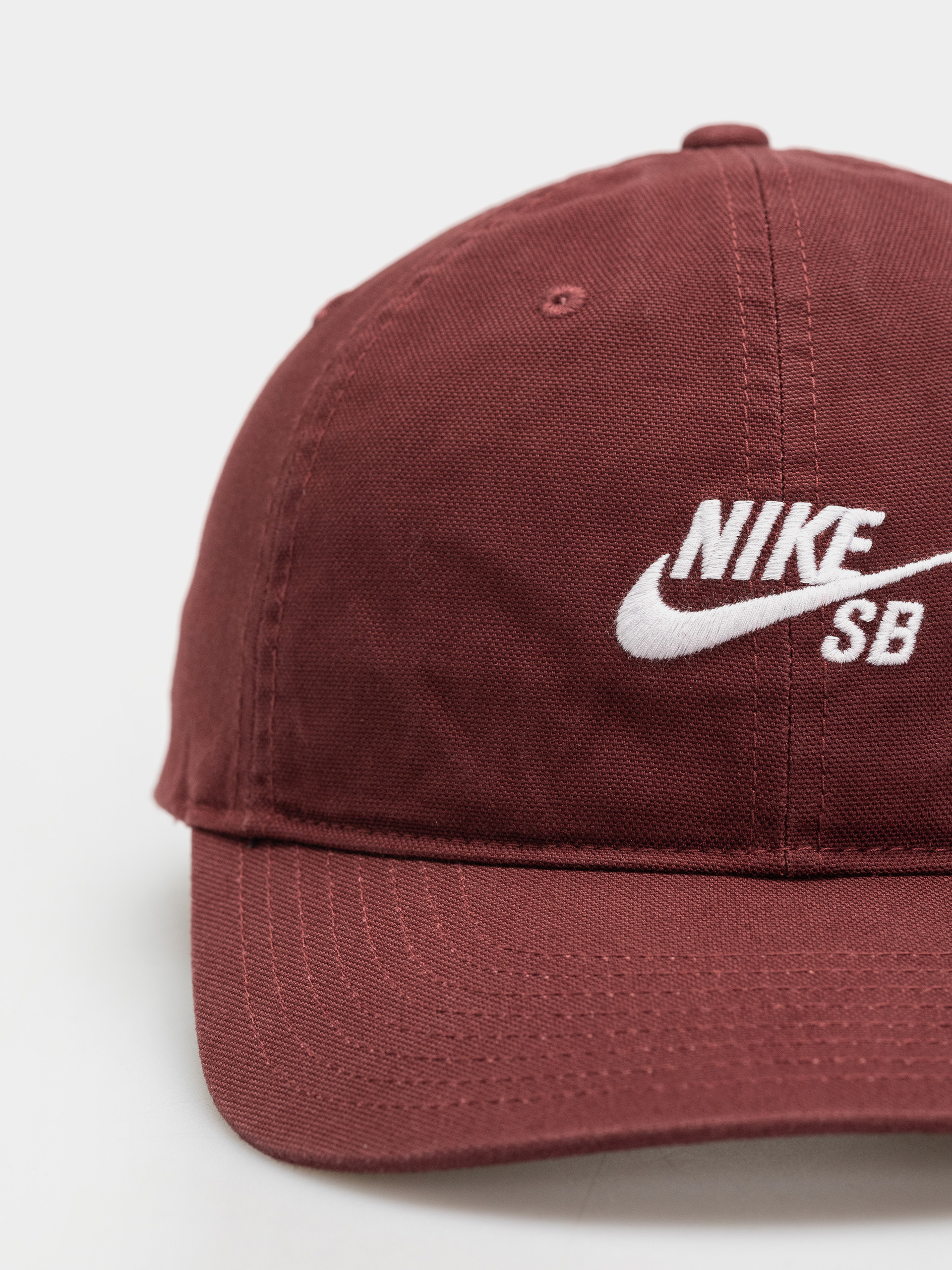 Шапка с козирка Nike SB Club (dark team red/white)